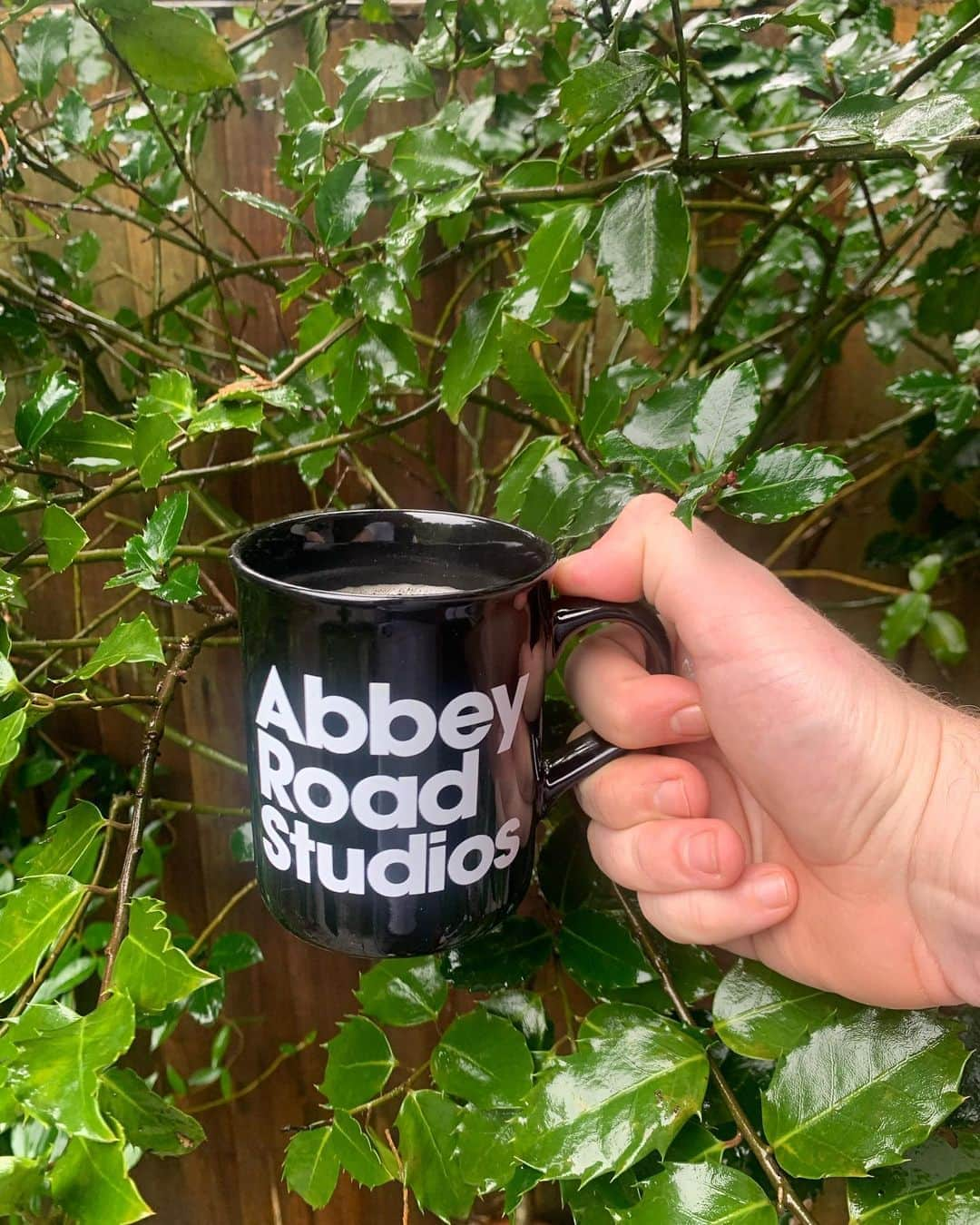 サム・スミスさんのインスタグラム写真 - (サム・スミスInstagram)「Nicked this mug from Abbey Road when I was 15. Excited to return it to its home in a few weeks!!」10月4日 19時54分 - samsmith