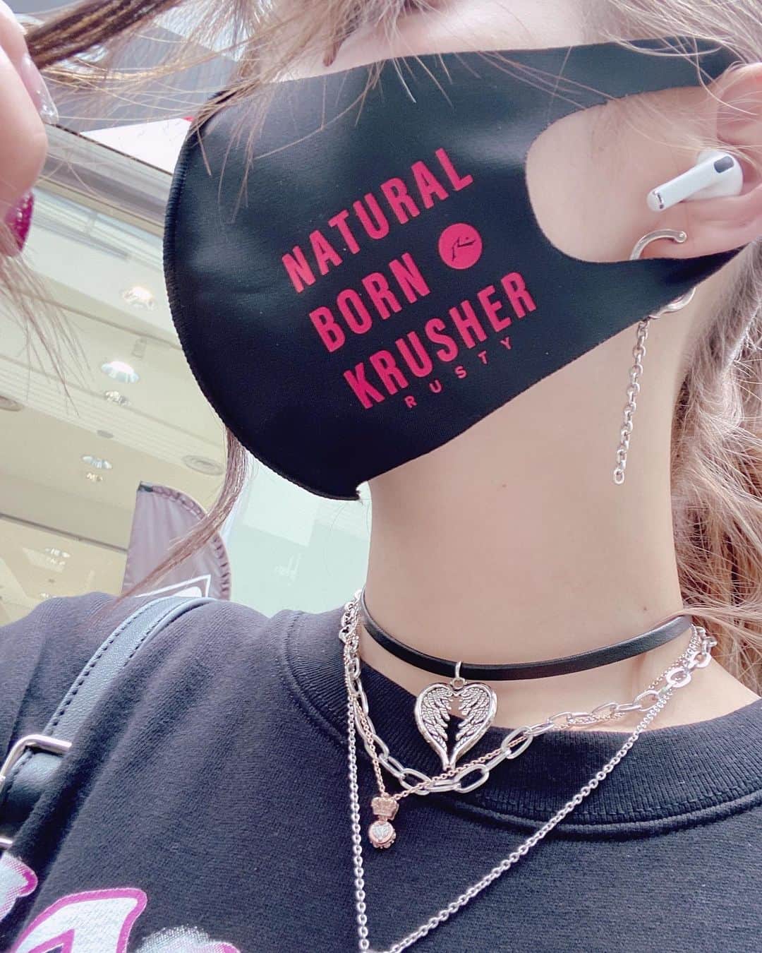 霧宮てんのインスタグラム：「マスクがお洒落でテンションあがる💛  でも私にはちょっと大きい←」