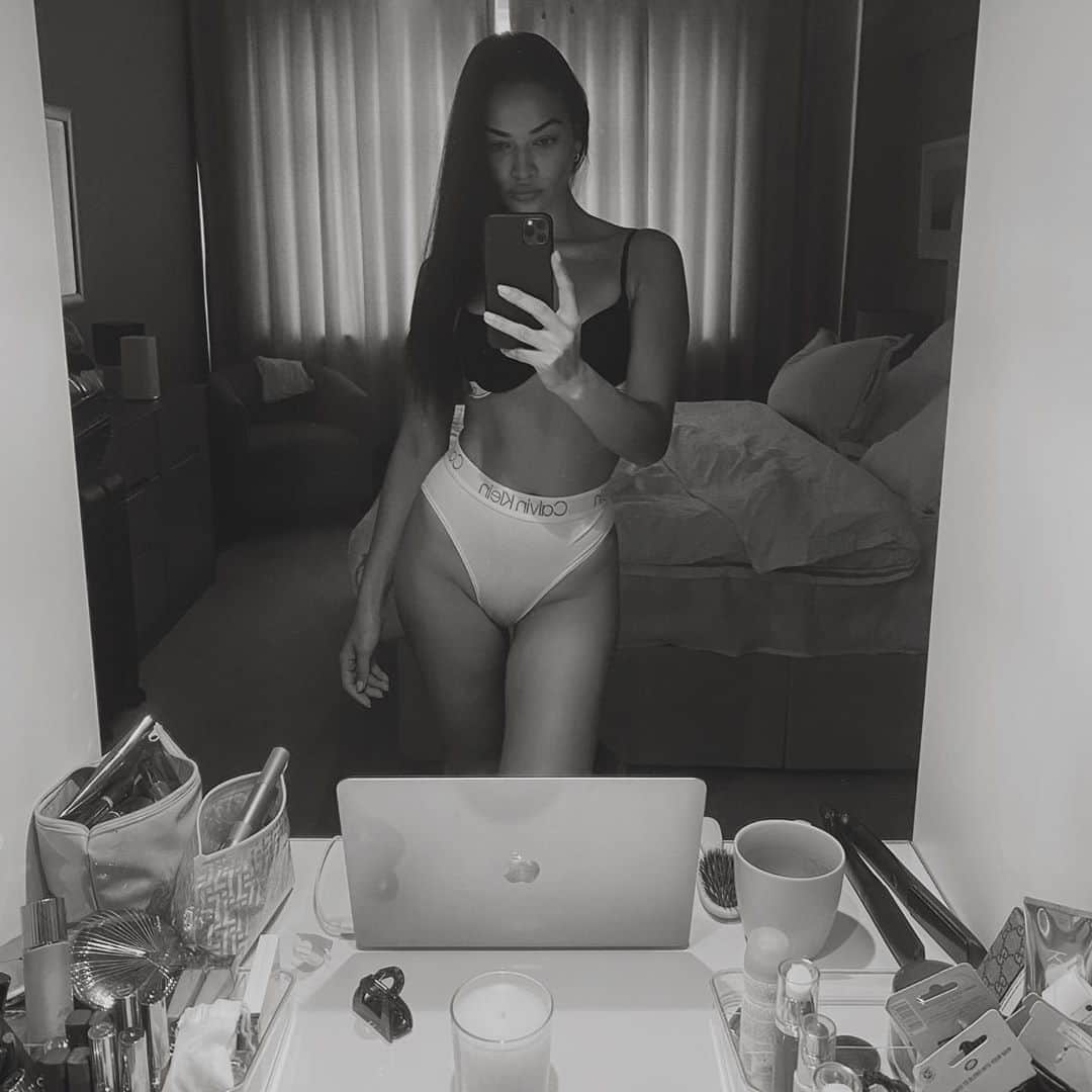 シャニーナ・シャイクのインスタグラム：「In my calvins」