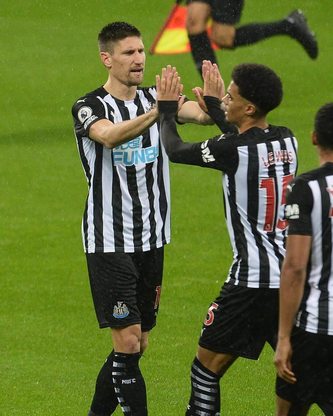 フェデリコ・フェルナンデスのインスタグラム：「3 important points ⚽️ a solid team performance 🤜🤛」