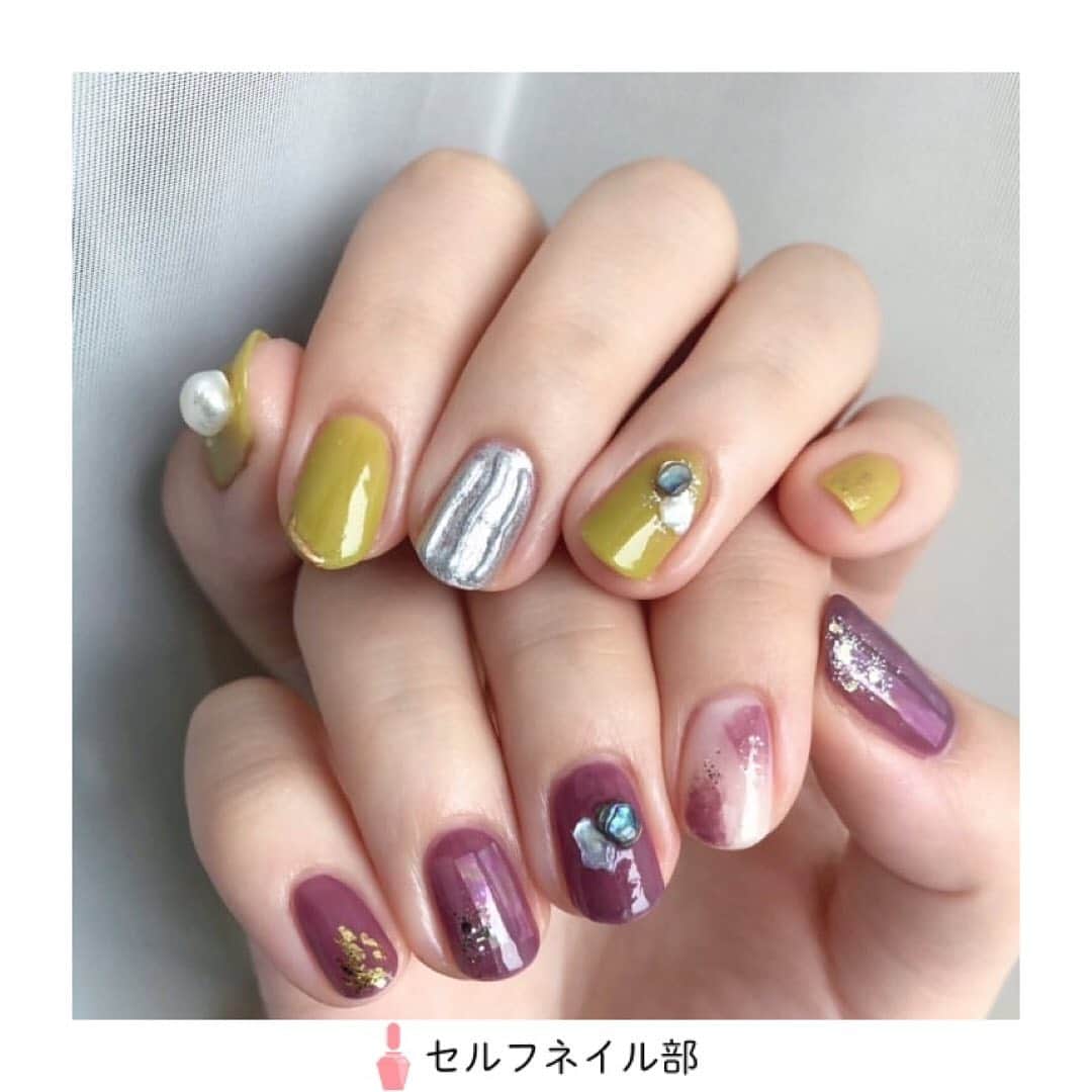 セルフネイル部 公式アカウントのインスタグラム：「(@self_nail_yu)さんの、﻿ 「秋色アシメネイル」を紹介します💅﻿ ﻿ ～やり方～﻿ ♦左手﻿ 全ての爪にベースコートを塗る。﻿ 【中指以外】﻿ ピスタチオカラーを1度塗り。﻿ 小指はホイル、薬指はラメ→シェル、親指はパーツシール→パール﻿ 【中指、人差し指】﻿ 中指にシルバーを1度塗り。﻿ アクリルパウダーとトップコートを混ぜて細筆で爪にのせる。﻿ 乾いたら中指にシルバー、人差し指にゴールドを塗る。﻿ 全ての爪が乾いたらトップコートを塗る。﻿ ♦右手﻿ 全ての爪にベースコートを塗る。﻿ 【小指、中指】﻿ くすみパープルを2度塗り。﻿ 小指にホイル、中指にシェルをのせる。﻿ 【人差し指】﻿ シアーホワイトを2度塗り→パープルをかすり塗り→ラメ﻿ 【薬指、親指】﻿ パープルを1度塗り→オーロラフィルム→2度塗り→ラメ﻿ 全ての爪が乾いたらトップコートを塗る。﻿ ﻿ ～使うもの～﻿ コゼットジョリ いちょうゆうび﻿ コゼットジョリ せんにちこうのうえん﻿ プラネットネイル PLB15 巡る流星群﻿ Paプラス オールインワンコート﻿ GENEネイル シルバーカラー﻿ TMメタルカラーネイル ゴールド﻿ ﻿ ～ポイント～﻿ 大きめのパーツはネイルグルーを使うと取れにくくなります。﻿ ﻿ 《セルフネイル部プロデューサー高橋からのコメント💅》﻿ すてきな左右非対称なネイルデザイン🥺カラーセレクトがタイプです💅」