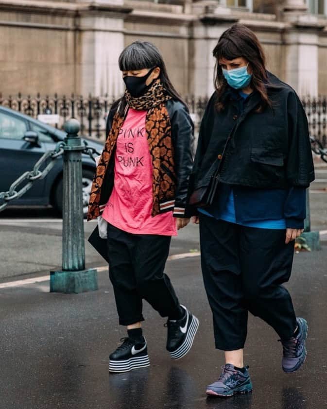 のインスタグラム：「Vogue Runway “The Best Street Style From Paris Fashion Week Spring 2021” 17/166, by @styledumonde @voguerunway   ヨウジヤマモトのショー会場前のソフィーと私  #voguerunway #ootd #streetstyle #pfw #ss21 #parisfashionweek #paris #fashion #mode #vogue #yohjiyamamoto #defiledemode #streetfashion #commedesgarcons #valentinotshirt #coach1941 #今日のコーデ #パリコレ #パリファッションウィーク #ヴォーグ #ストリートスタイル #パリ #パリ生活 #ヨウジヤマモト #2021年春夏パリコレクション #コムデギャルソン #ヴァレンティノ #コーチ1941  #ストリートファッション #ファッション」