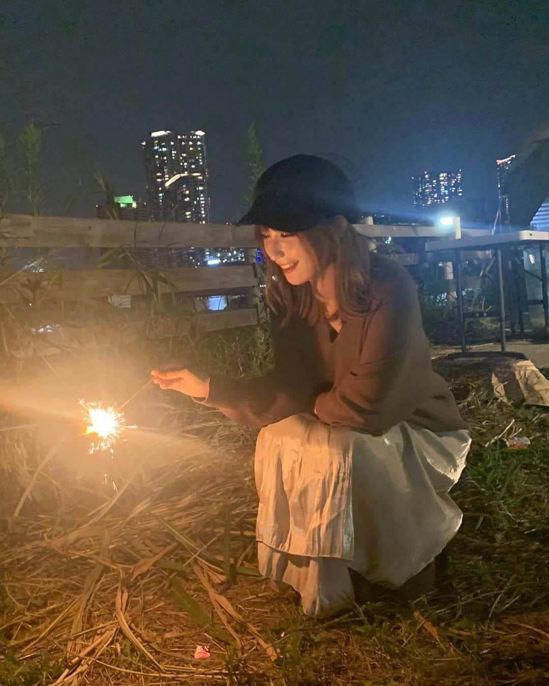 伊藤愛真さんのインスタグラム写真 - (伊藤愛真Instagram)「. 昨日花火した！ 今年は花火大会も行けなかったから 最後の夏満喫した感😂🌱 . 花火なんて何年ぶりだろう、、 多分3年とか経つなあ .」10月4日 20時04分 - __emagram