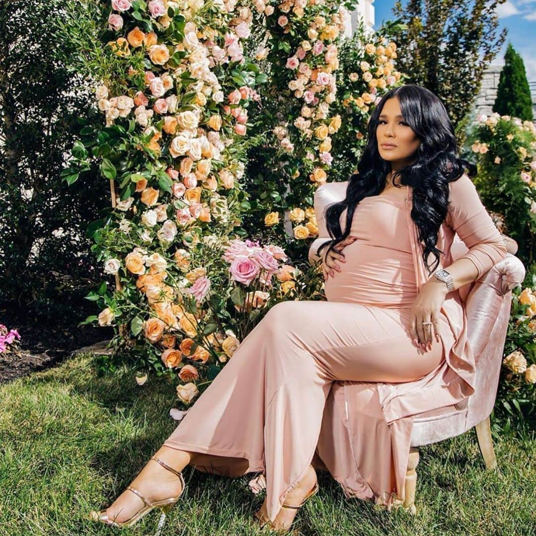 SOPHIA WEBSTERさんのインスタグラム写真 - (SOPHIA WEBSTERInstagram)「Baby in Bloom 🌸💐⁣⁣ ⁣⁣ That glow! 🤰✨ @emilyb_ looking radiant in our signature 'Rosalind' crystal sandals at her incredibly beautiful #babyinbloombrunch 💖⁣⁣ ⁣⁣ #SophiaWebster #SpottedInSophias⁣⁣ ⁣⁣ 📸 @stanlophotography  ⁣」10月4日 20時05分 - sophiawebster