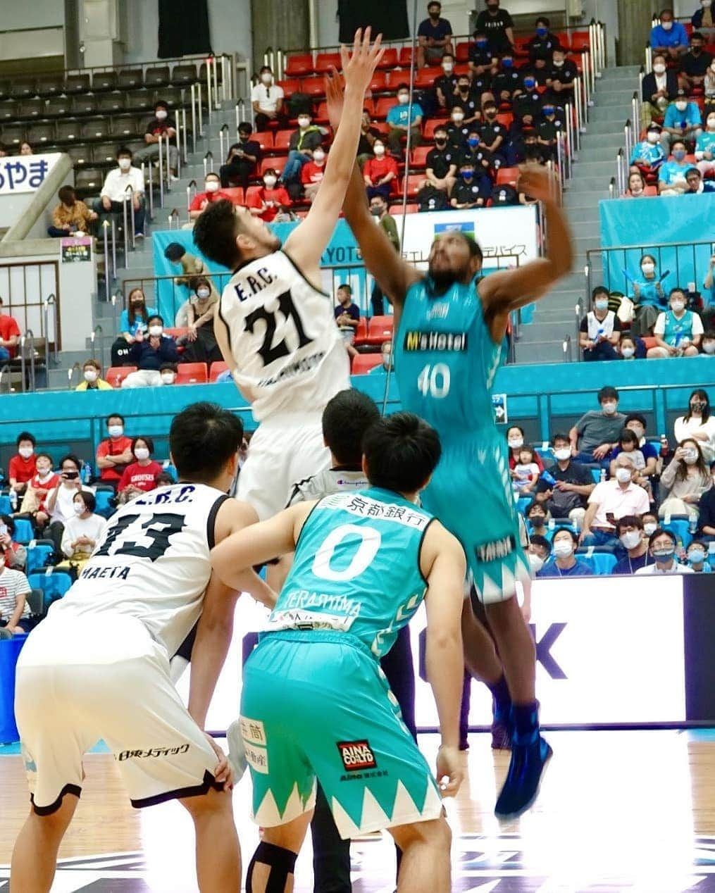 さゆりさんのインスタグラム写真 - (さゆりInstagram)「Bリーグ開幕〰🤣今年も京都ハンナリーズ🏀応援してますです〰🤣 お友達のあやちゃんにプレゼントして貰った😹はんニャリンセットでいざ❕出陣〰🤩🤩🤩  #さゆり達が来れば負けない❕🤣 #勝利の女神伝説 ✨✨✨ #今年も健在かぁ〰⁉️ #ボヨ〰❕😱 #驚異の勝率にまさかの〰😱😱😱 #でも #久しぶりの応援💖 #楽しかったです🥰 #声が出そうになるのを必死に抑えるの巻😅💦💦 #門川京都市長 も大応援👏 #齋藤会長ありがとです〰🤩 #かつみさゆり#さゆり #京都ハンナリーズ#Bリーグ #はんニャリン」10月4日 20時11分 - katsumisayuri_sayuri