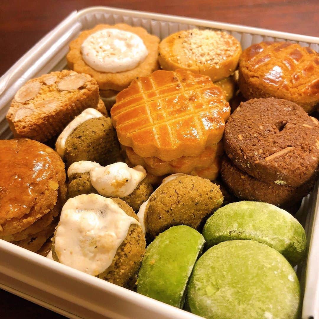 唐川美音のインスタグラム：「*  まるでクッキーの宝石箱✨✨ 一つ一つ大切に食べます🥺  スフレパンケーキも ふわふわで安定のおいしさでした❤︎ いつも感動するケーキ店です🍰💕  #パティスリーシエルブルー #総社ケーキ店 #人気のクッキー缶 #スフレパンケーキ #ふわふわ #幸せな時間でした」