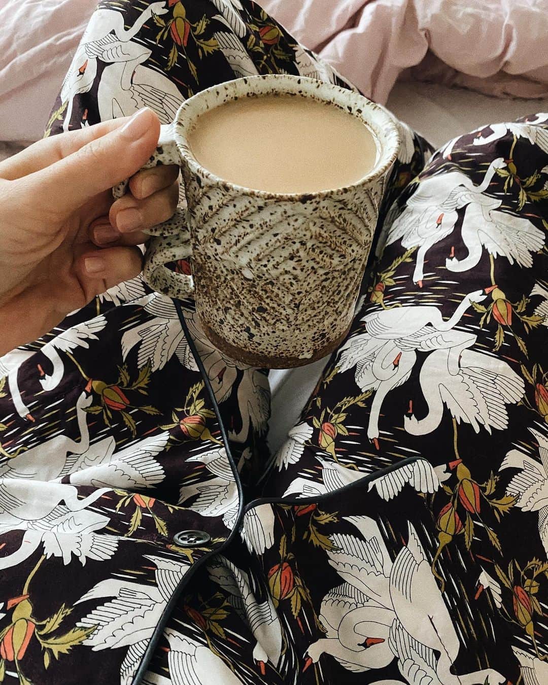 Estée Lalondeのインスタグラム：「Sundayzzz ☕️🦢  ~ [ @diptyque pjs gifted ]」