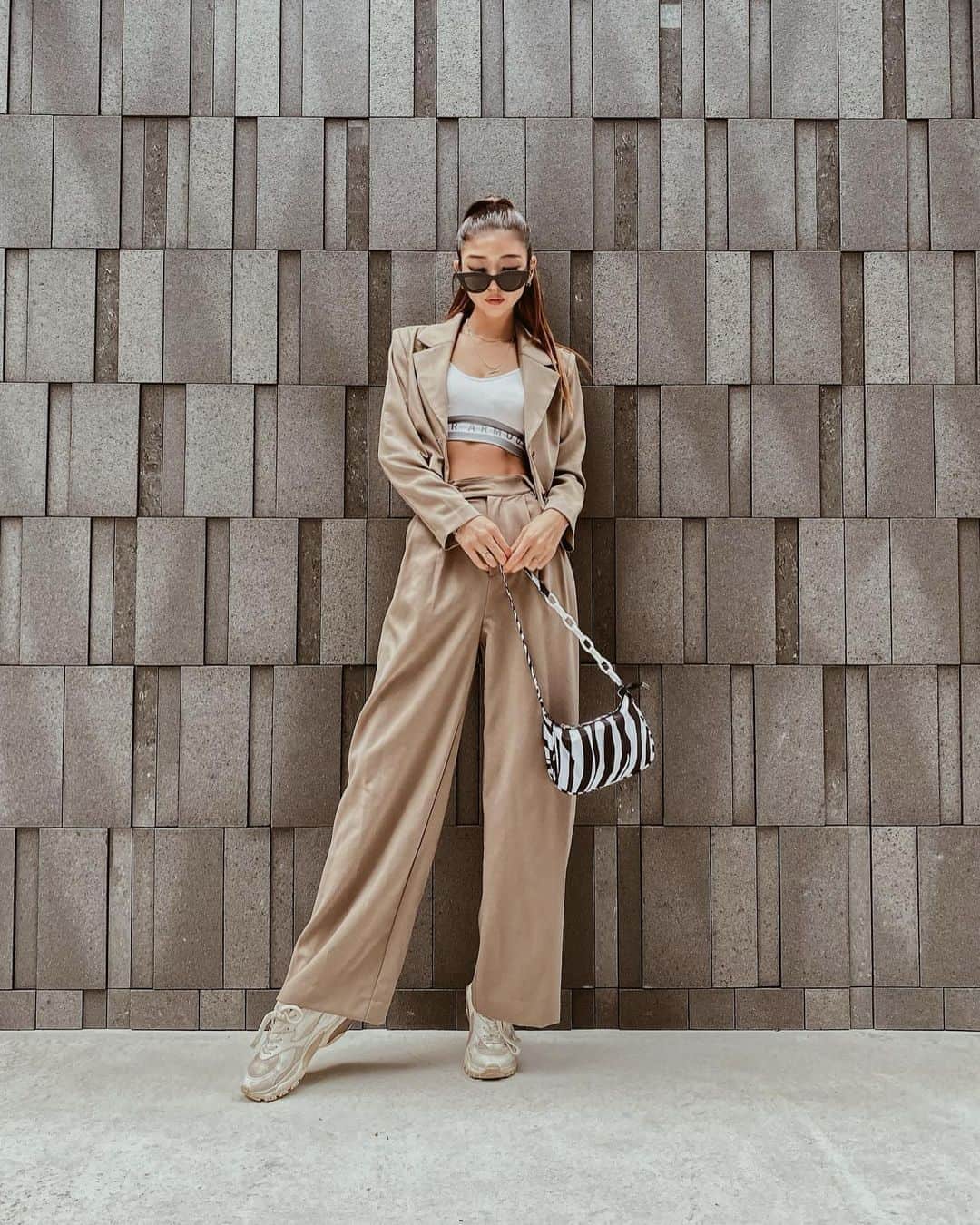 佐藤あずみのインスタグラム：「𝒔𝒉𝒐𝒑𝒑𝒊𝒏𝒈 𝒄𝒐𝒐𝒓𝒅𝒊𝒏𝒂𝒕𝒆🤎  一年前くらいに買ったH&Mのセットが今期どハマりどぇ⤴︎す🤎   #ootd #fashion #coordinate #code #私服 #コーデ #きょこ #japanesegirl #outfit」