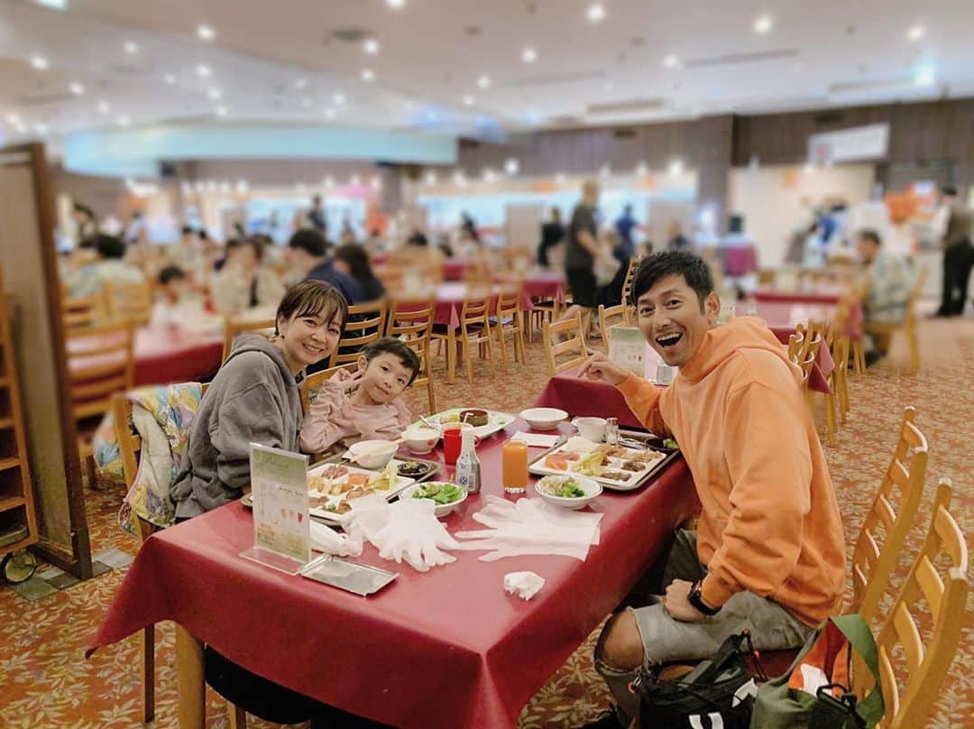 EMIさんのインスタグラム写真 - (EMIInstagram)「☆ @ikenotaira.hotel のブュッフェ♡ 松茸づくし&カニ食べ放題✨ 夜も朝もご飯が美味しすぎて食べすぎちゃってヤバいです…😋 #家族旅行 #長野 #池の平ホテル #ブュッフェ」10月4日 20時15分 - emi_idea