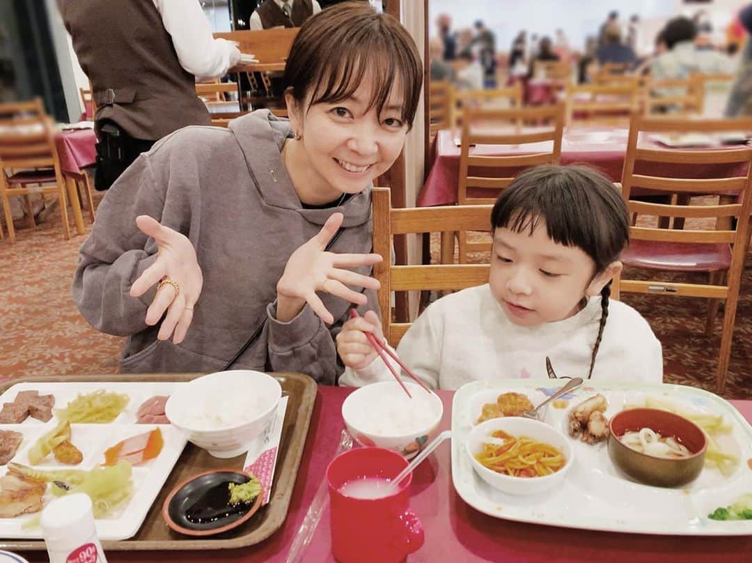 EMIのインスタグラム：「☆ @ikenotaira.hotel のブュッフェ♡ 松茸づくし&カニ食べ放題✨ 夜も朝もご飯が美味しすぎて食べすぎちゃってヤバいです…😋 #家族旅行 #長野 #池の平ホテル #ブュッフェ」