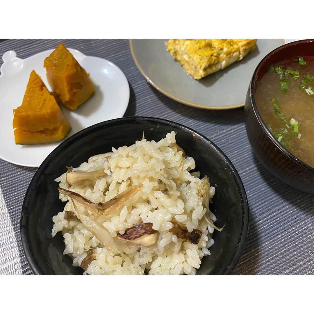 のインスタグラム：「今日はお家でほっこり飯☺︎ (南瓜の煮付け ジャコと青海苔の卵焼き 茄子のお味噌汁 あとは買ってきた焼き鳥と松茸ご飯) 日中 指圧を受けに行った  @chaleur0808 先生&みーちゃんへの差し入れに と思って 昨日に引き続き炊いた松茸ご飯☺︎ 今日はささがきゴボウ入りに。 おにぎりにして差し入れしました🍙 喜んでもらえて良かった❤︎ さて 指圧でほぐしてもらったし 今日は早く就寝しよう。 よーく眠れそうだわ😴 #日常 #家飯 #和食 #松茸ご飯 #ご馳走さまでした 全くオシャレ感ゼロだけど 笑 美味でした。 今日は #休肝日 ☺︎」