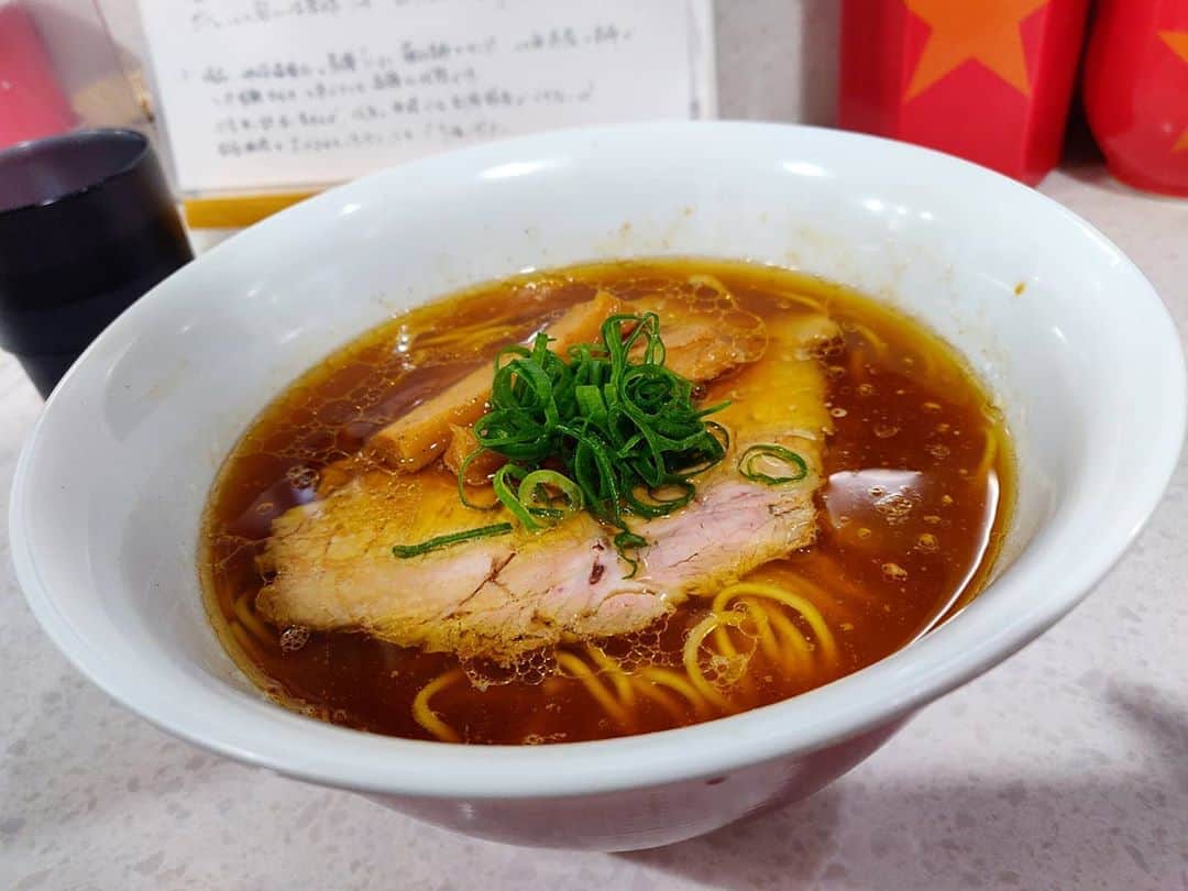 のインスタグラム：「醤油らぁ麺 星印 折角の反町上陸。気になるお店がいくつかあるうち、現在は昼のみ営業となっている星印へ。限定のつけ麺をオススメされ一瞬心が揺らいだが、デフォの醤油を注文。スープは想像より深みのある色合いで、鶏強めに惹きつけるうまみがパンチ力あって個人的に初めてなおいしさ。しなやかな細麺は啜り心地もたまらんやつ。太メンマはもの凄く柔らかく仕上がっており、胡椒が効いてスープの力強さと足並み揃ってる。おいしいラーメン屋があるだけで良い街と思ってしまう。反町良い街。」