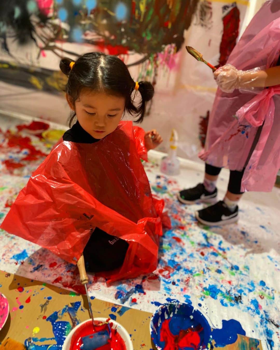 Saki のインスタグラム：「今日は、初の @buggylabproject  KIDS ART WORKSHOP にお越しいただきありがとうございました🎨🙏🏼❤️  小さな子から、大きなお子様、 みんなで作り上げた カラフルでHappyな素敵なアートウォールが完成して、 最後にbuggyが仕上げて、 トランプさんのマスクに変身しました😷👏🏼　@buggylab   早くコロナが終息しますように✨✨✨✨🤞  みんな凄く夢中で楽しんでくれたので、また是非開催したいです🌈  Thank you🙇🏼‍♀️🙇🏻」