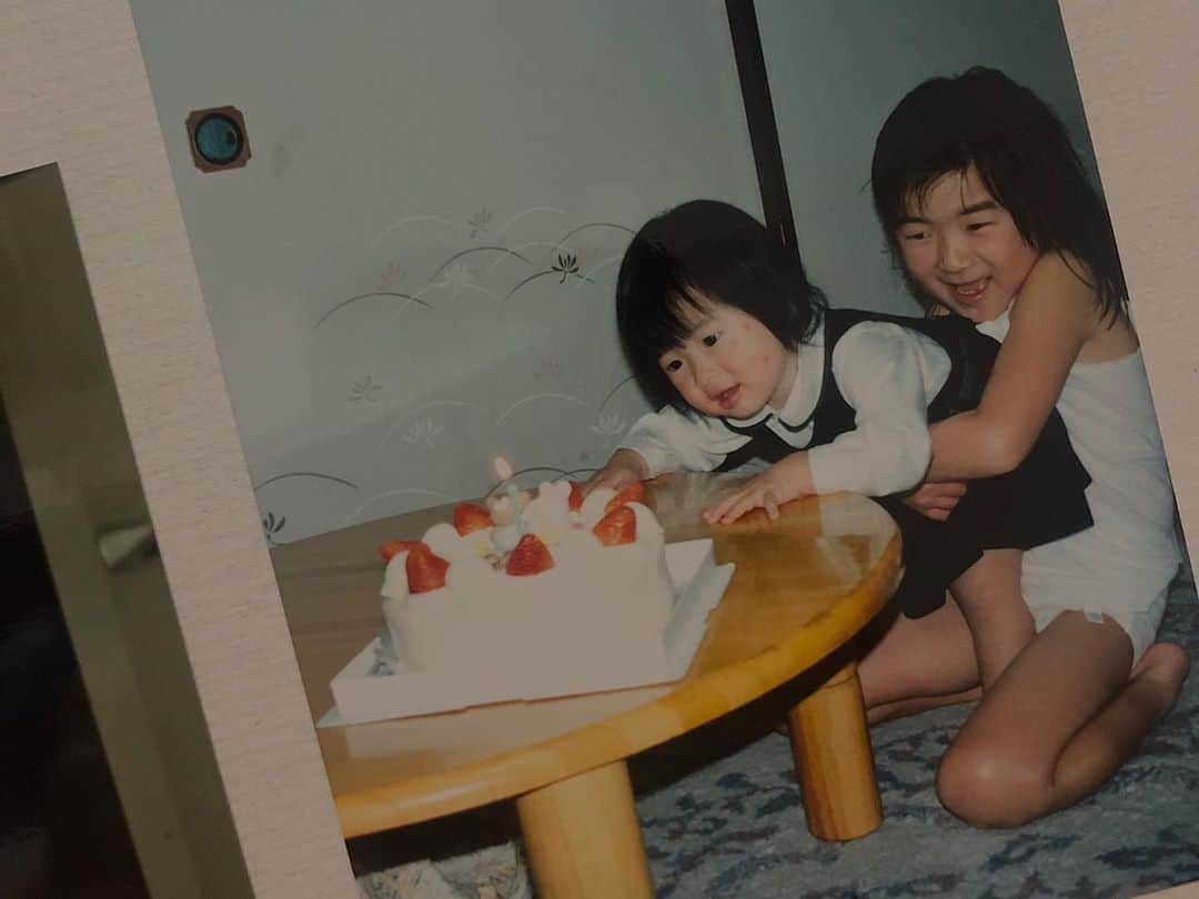 のインスタグラム：「Happy 26th  birthday to me 🎂💛 . . DMやLINEでお誕生日お祝いしてくれた お友達の皆様本当にありがとうございました🎂💛 . . わざわざストーリーでメンションしてくれたり LINEギフトを用意してくれてたり ありがとうの気持ちでいっぱいです😌💛 . . 今回のお誕生日は実家でゆっくりしててお昼は 甥っ子達とお出かけして、アスレチックで遊んで 夜は家族で夜ご飯食べに行って帰ってきてから お家でケーキ食べたりしてこんなの５年ぶりとか😳💛 . . そういえば、東京で働いてからずっと東京で お友達にお祝いして貰ってたから、実家で 迎えるお誕生日はとっても久々でした☺️💛 . . カナダからテレビ電話も来て お祝いして貰えて嬉しかったよ🥰 本当にありがとう💛 . . 写真はせりあが1歳のお誕生日の😂 甥っ子２人と、せりあとお姉ちゃんの 小さい頃がそっくりすぎて アルバム見てて笑った😆笑 . . コロナが落ち着いたらまたカナダに戻るけど せりあはまだまだ日本にいるので 是非機会があれば遊んで下さい☺️🧡 これからも宜しくお願いします☺️ . . #metoo #metoomovement #toronto #japanese #japan #workingholiday #torontolife #follow4follow #canada #canadian #tflers #followme #カナダ  #トロント #留学 #2020 #ワーホリ #日本 #海外生活 #海外留学 #語学留学 #東京  #ワーキングホリデー」
