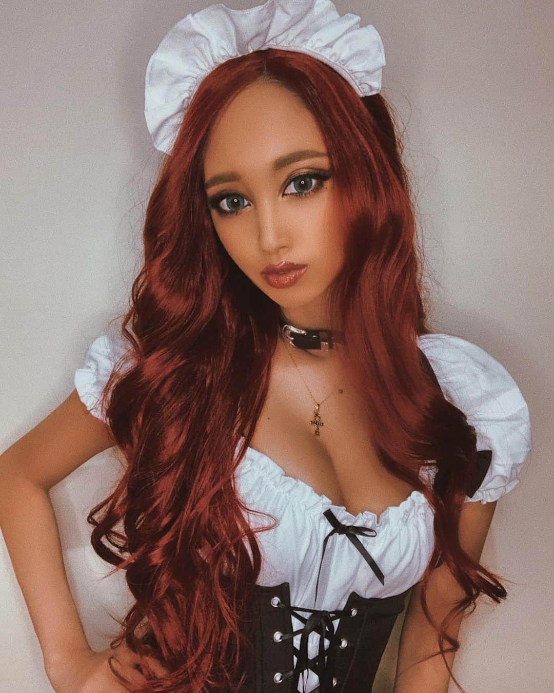 okamotosayaka のインスタグラム：「🥀🥀🥀 . . . . . . . . . . .  #halloweencostume#halloweenmakeup#cosplay#fashion#wig#makeup#cosplayer#ハロウィンコスプレ#ハロウィン仮装#ハロウィンメイク#メイド#メイド服#コスプレ#仮装#ファッション#ウィッグ#創作コスプレ#メイク#黒肌#日焼け#ブロンドヘアー#ワインレッド#ロングヘア#コスプレメイク#巻き髪」