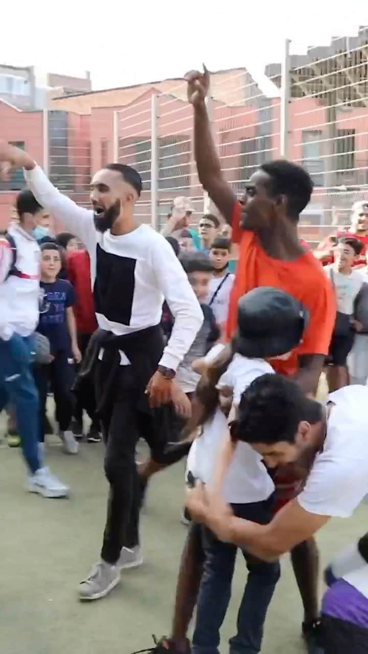 ショーン・ガルニエのインスタグラム：「This is kids have crazy skills 😱🔥🔥 @abou_rsnotche  Don’t forget to check the fuul vide on Youtube 🚨🔥 #panna #nutmegs #urbanball #urbanballer #streetsoccer #Brussels #Belgium #football  Download the app with the link on the description of the Youtube video !📲🎁」