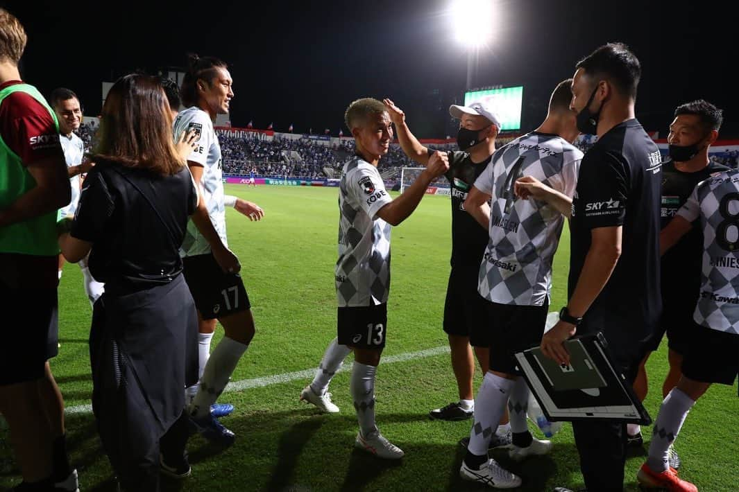 大崎玲央さんのインスタグラム写真 - (大崎玲央Instagram)「3 points on the road and great team effort💪🏽❤️ #visselkobe #wearekobe #ヴィッセル神戸 #トモニイコウ」10月4日 20時35分 - leo.osaki