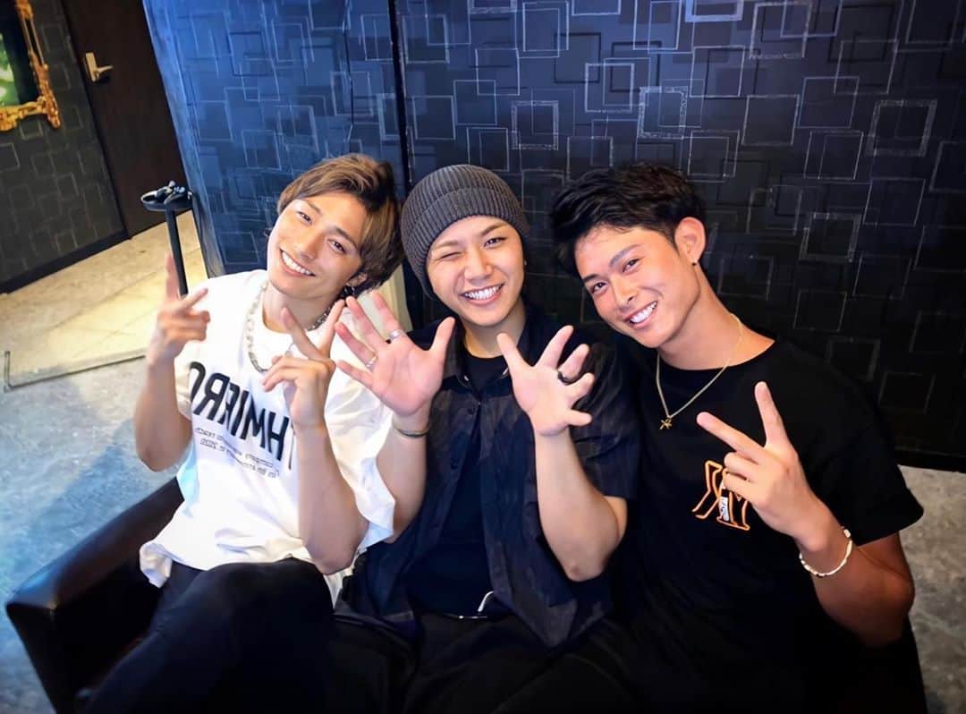 KAZUKI【ANFiNY】のインスタグラム：「ジャンケンで 勝って笑顔なやつらと 負けとるのに笑顔なやつ の写真をどうぞ。  🤣🤣🤣笑笑  #おともらち #さんいち #集まれてねーけど笑 #同い年の3人 #顔もやけど中身が最高の2人 #ソファー狭すぎてぎゅーぎゅー #普通嫌やけど気持ち悪くはない笑 #もちろん写真の時だけこれよ笑 #たまにはプライベートな写真もいかがでしょう笑  ジャンケンの意味考えてなwww 写真よく見てっ！！！！笑笑 コメントでわかってない人おる😂😂😂 そもそもなんでおれパー✋したんやろw」