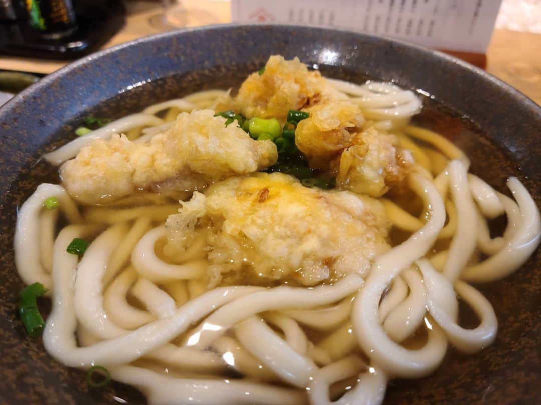 のインスタグラム：「「とり天うどん」渋谷の道玄坂にある山下本気うどん♪お出汁がめちゃくちゃ美味しいのです♪麺もほどよくコシがあって旨い！  #とり天 #とり天うどん #うどん #山下本気うどん #山下本気うどん道玄坂 #道玄坂 #道玄坂グルメ #渋谷 #レギュラー松本 #あるある探険隊」