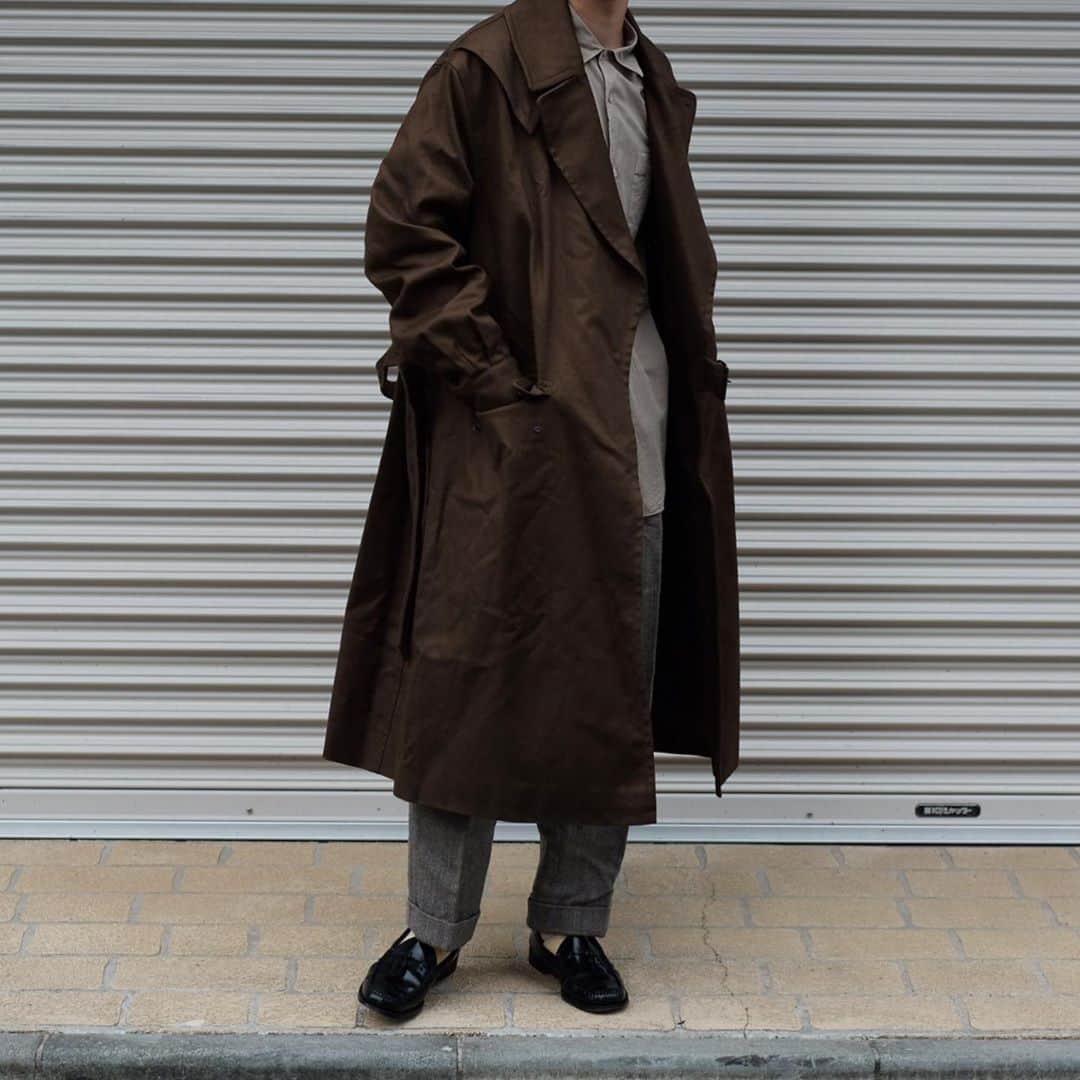 のインスタグラム：「_✔︎ . . 先日購入した @blurhms_official の モーターサイクルコート着てみました🧥 . . 前を開けても閉じても どちらもシルエットが堪らなく良い🤤 . . もっと寒くなるのが待ち遠しい〜⛄️ . . #blurhms  #comoli  #neat_tokyo  #uniqlojwanderson  #ghbass #matsukencode  #ブラームス  #コモリシャツ  #ユニクロ」