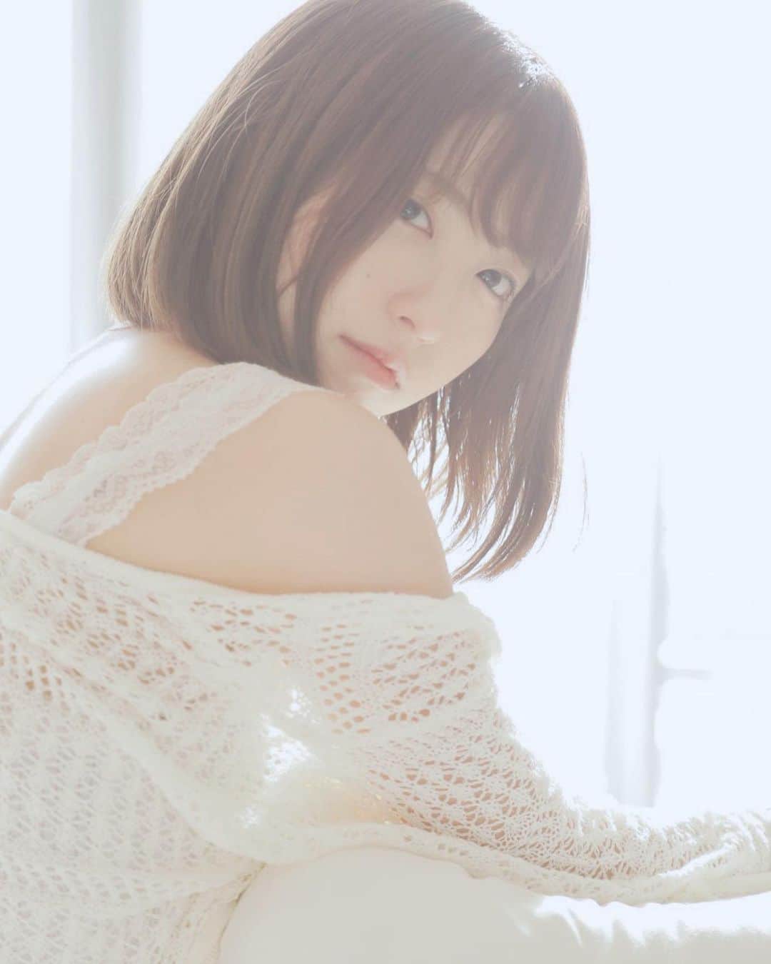 のインスタグラム：「❤︎. . ちらっ. . がんばってる人って素敵だなあ、. きょうもいいいちにちでした❤︎. . そして急ですが明日10/5 20:00〜. showroom配信が決定しました🧸💓. . スタジオからラジオ風？にお届けします、. ぜひみてね！❤︎」