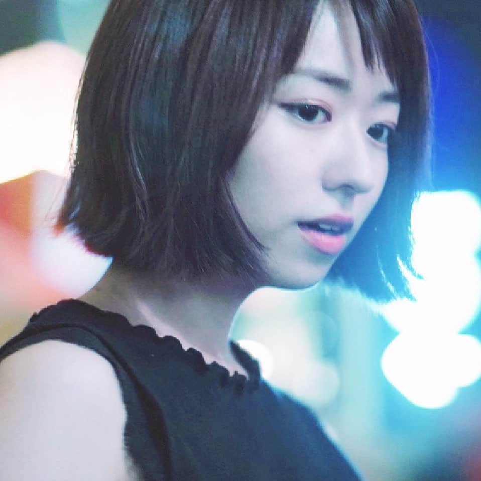 のインスタグラム：「新しくレコーディングする﻿ カバー曲の練習をしてます😎💙﻿ かっこよく歌いたい🙄﻿ photo by だてちゃん﻿ ﻿ #カバー動画 #カバー曲 ﻿ #japanesesinger #singer #japanesemusician #musician #japanesegirl #portrait #photography #camera #japanesemodel #被写体モデル #被写体 #ssw #アーティスト #artist #japaneseartist #tokyo #팔로미 #도쿄 #좋아요 #粉我 #人像摄影」