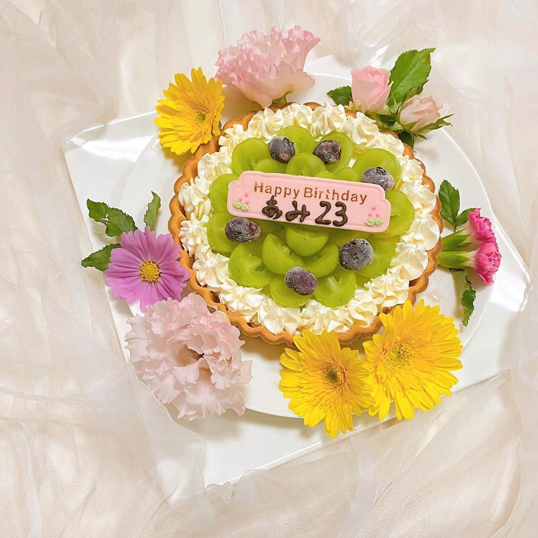 湯本亜美さんのインスタグラム写真 - (湯本亜美Instagram)「ㅤㅤㅤ 今年の誕生日ケーキは #シャインマスカットタルト でした🍇♡ 毎年お母さんが作ってくれます！ ガーベラの花言葉は"希望"なのでいっぱいお花を飾ってくれました🌼 #誕生日ケーキ #ガーベラ」10月4日 20時44分 - amiyumoto_official
