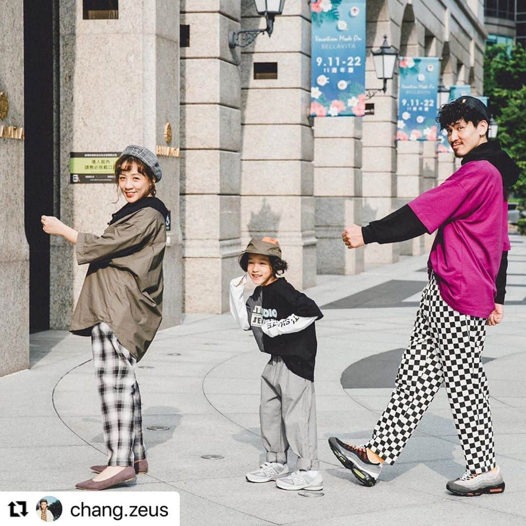 GU TAIWANさんのインスタグラム写真 - (GU TAIWANInstagram)「#Repost @chang.zeus  ・・・ 總算不用再偷老公的褲子穿了(大心  最近一家都愛上了主廚褲 上寬下窄的版型  舒適好穿又能完美修飾身型 多種面料跟花色可以選擇 而且採用耐磨面料 不管是上班還是出遊一件搞定 加上GU的「ONE2MANY wardrobe」新穿搭概念加持下 在版型和厚度上都掌握的恰到好處 完全是一件符合「永續時尚」 能做到一年四季、一件多穿的零失敗神褲 GU Chef Pants 透過不同的單品搭配 能適應各種場合與風格 在GU線上網路商店更推出了XS跟XXL的主廚褲 讓喜歡Oversized或是Boyfriend風格 不論是個子嬌小的女孩兒 或是像Orie這種混到巨人族基因的 都能穿出自己的態度  這次也想與大家分享 我選了男裝寬鬆立領襯衫來搭配 其實是Orie的XL尺寸 在我身上會變成有男孩感的軍式襯衫洋裝（下次換Orie來演繹它） 全身的男孩感搭配一件荷葉大邊領的內襯 馬上呈現出個性的女孩風格 雖然上衣和褲子都是男款 但跨性別穿搭是我的最愛 還能與巨人老公共穿好看的衣服  我們全家運用同是黑白格 卻不同花色的主廚褲來營造親子穿搭 正是我喜歡的穿搭技法  乳絲的主廚褲其實是前幾天在逛GU時 發現主廚褲Chef Pants竟然偷偷給我發小孩尺寸了！！！ 立馬幫乳絲入手 就是照片中這款小黑白格紋 大人Chef Pants主廚褲一件590 小孩更只要490 啦啦啦～(旋轉撒花～ 全家大小輕鬆入手一年四季各種場合都能輕鬆穿出風格的零失敗百搭神褲  @gu_taiwan   #ChefPants #廚師褲 #ChefPants主廚褲 #駕馭潮流一褲就型 #GUTaiwan #WearTokyoNow #ONE2MANYwardrobe」10月4日 20時37分 - gu_taiwan