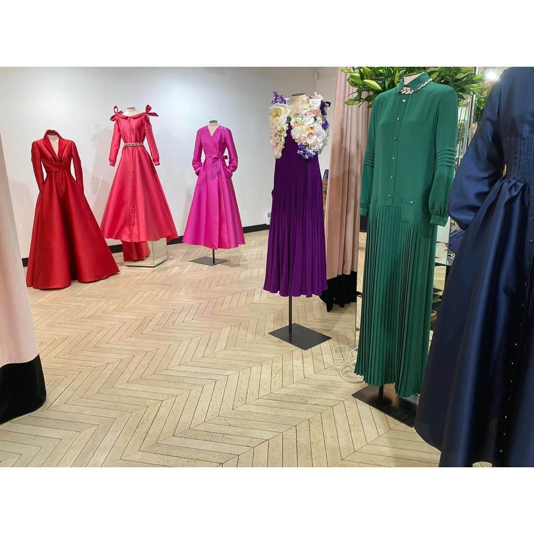 アレクシマビーユさんのインスタグラム写真 - (アレクシマビーユInstagram)「Show Room @alexismabille #ss2021 #alexismabille #rtw #newcollection #eveningwear #colorfull #colortherapy #noseason #timeless #showroom #salescampaign #reality #virtualweek #parisfashionweek #showmustgoon」10月4日 20時38分 - alexismabille