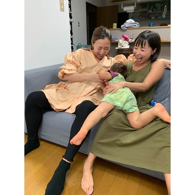 のインスタグラム：「こんな写真ばっかり😆😂🤪 ・ ユウシンが、 人見知り➕妊婦のお腹が大き過ぎて怖い(初めて見たから)➕外で遊びたい から、逃げて逃げてまともな写真撮れず📸 ・ @mana6314  🤰🔜🤱 ❤️💙❤️💙❤️💙❤️💙❤️💙❤️ ・ ・ #👶🏻 #楽しみ #friend」