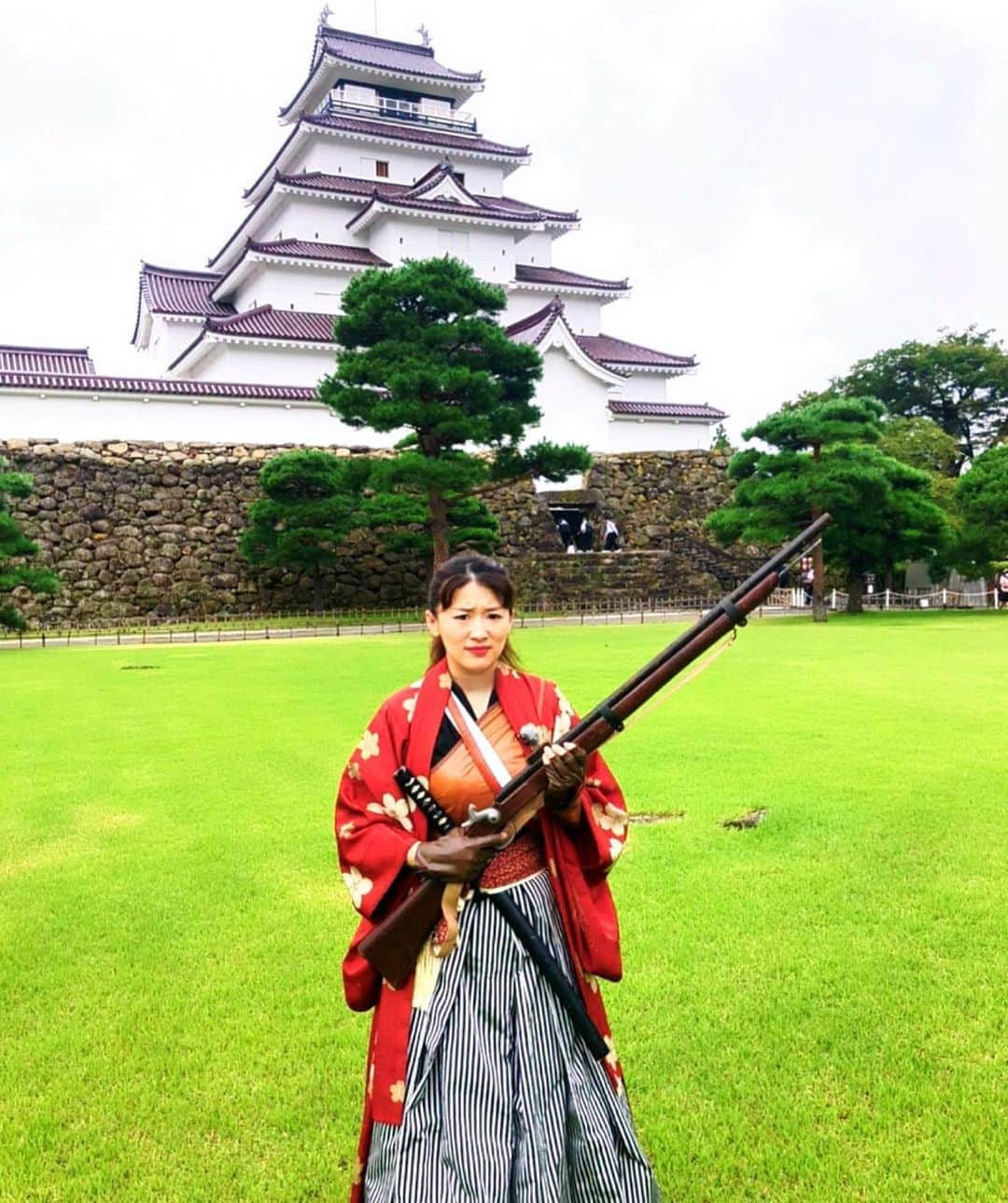 沙羅さんのインスタグラム写真 - (沙羅Instagram)「🌸大河ドラマ『八重の桜』の綾瀬はるかさんの振りをして、念願の会津に行かせていただきました😊💖福島テレビのガネゴンこと、我如古アナと一緒に会津を女子旅🚣‍♂️✨綾瀬はるかさんも、八重の桜で新島八重さんを演じられて以来、毎年足を運ばれている会津。ずぅーーーっと行きたかった会津。大自然と、情緒溢れる素敵な町並みと、会津ならではの繊細な作品の数々。美味しくてあたたかいお料理。そして、福島テレビのスタッフさんをはじめ、めちゃくちゃあたたかいみなさまに出会えました。「めっちゃ綺麗☺️」と声をかけてくれた、修学旅行生のみんなもありがとう！笑﻿ 旅先に迷っているみなさん！﻿ 会津の旅、かなりおすすめです！！﻿ 私もまた、すぐに会津に行けますように🥰🍀🍀﻿ ﻿ 10月10日(土)朝6:00〜6:55﻿ BSフジ ﻿ 福島テレビ﻿ 『わがまま！気まま！旅気分』﻿ 〜五感で楽しむ！あいづ女子旅〜﻿ ぜひご覧くださいませ❤️﻿ ﻿ bsfuji.tv/tabikibun/﻿ ﻿ #福島テレビ﻿ #わがまま気まま旅気分﻿ #我如古アナウンサー﻿ #福島県﻿ #会津﻿ #大河ドラマ﻿ #八重の桜🌸﻿ #新島八重さん﻿ #鉄砲﻿ #鶴ヶ城﻿ #綾瀬はるか さん﻿ #ものまね #沙羅 #かっこいいお衣装 #着せていただき幸せでした❤️ #出会ったみなさまありがとうございました！ #おなごが鉄砲を撃つのがそんなにおかしいべか？ #成らぬことは成らぬのです」10月4日 20時39分 - sarapika128