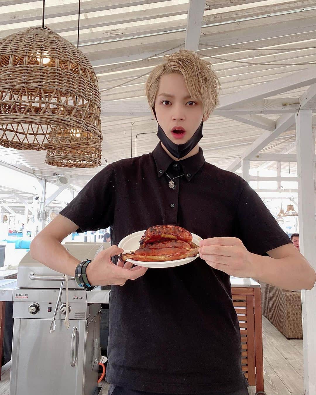 松本旭平のインスタグラム：「骨付きウインナー おすすめです✨ただポンと焼くだけ！！簡単です！食べてみてください😌✨  #bbq男子 #thebbqbeach  #豊洲 #アイドル #メンズアイドル  #followｍe #instagood #instalike #fashion #japan #men」