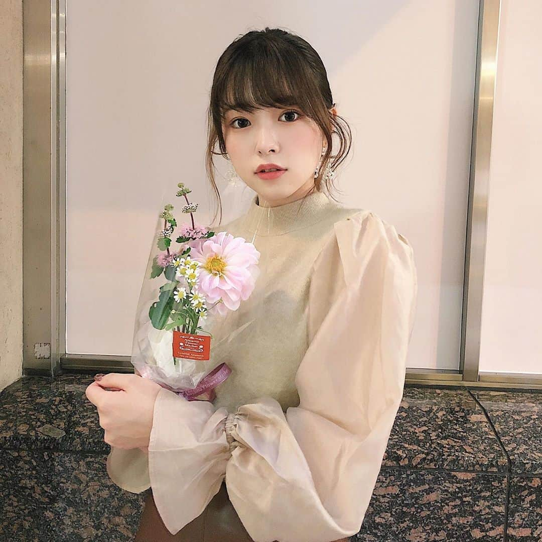 橋本紗奈さんのインスタグラム写真 - (橋本紗奈Instagram)「🌼 . . ダリアのお花を母にプレゼントしました❁ (姉と一緒に) . . プレゼントってなんか良いね お花も綺麗だね𓂃 𓈒𓏸 . . 洋服は昨日上下archivesで購入しました𓆡 . #ダリア #ダリアブーケ  #ヘアアレンジ #ヘアカラー #ヘアスタイル #秋服 #秋ファッション #秋コーデ #秋服コーデ #archives #レザースカート #シフォントップス」10月4日 20時43分 - hashimoto_sana