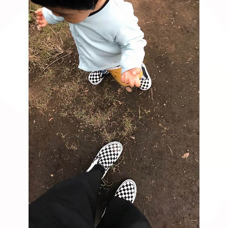 松田青子のインスタグラム：「同じ靴がはけてうれしかったが、公園について秒で水場にインしようとしたため脱がせた。」