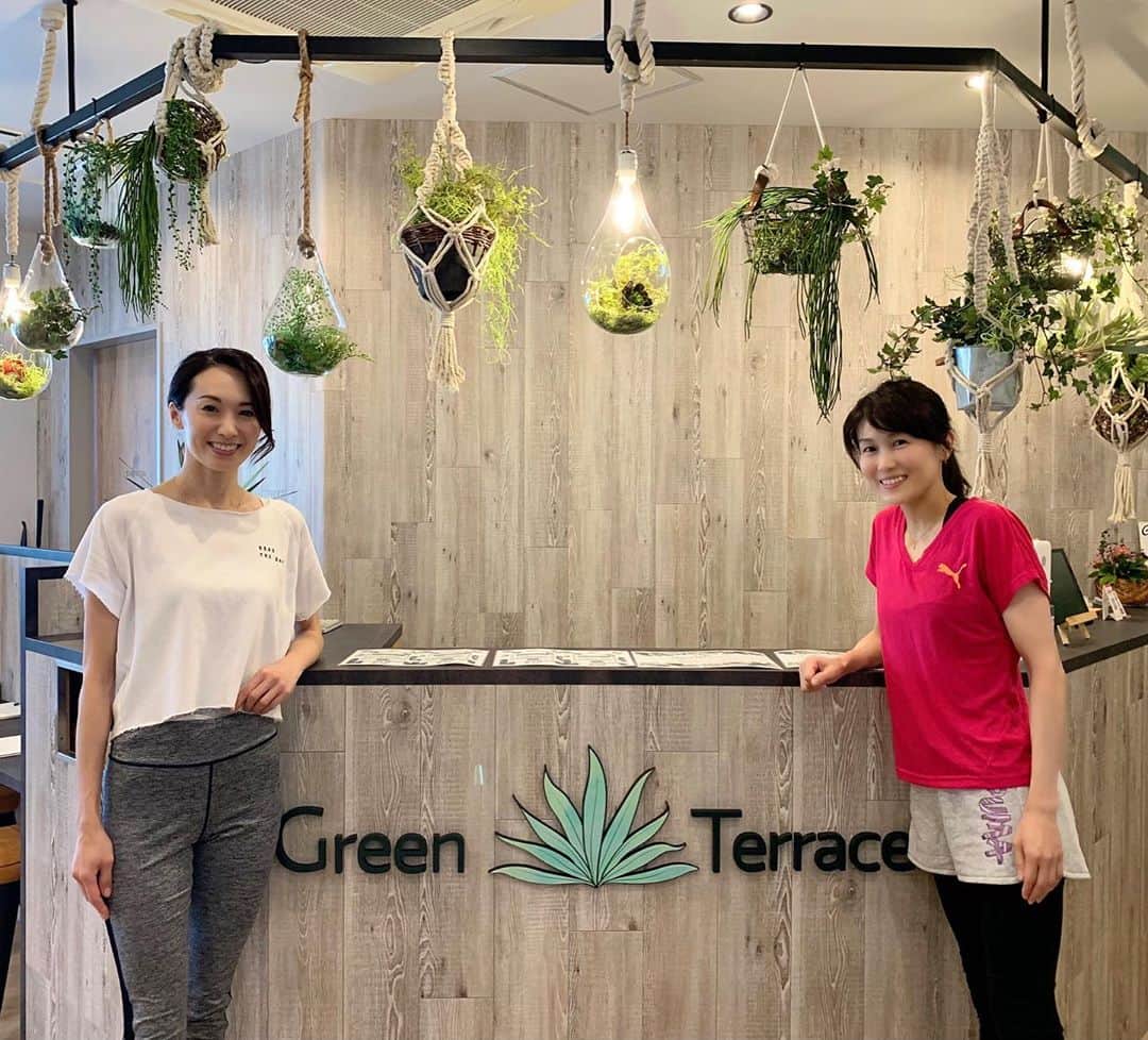 のインスタグラム：「・ ・ ・ 『高地トレーニングStudio. Green・Terrace』 ・ ・ ・ 10月10日横浜にグランドオープンする 「高地トレーニングS tudio. Green・Terrace」へ 体験レッスンに行ってきました♪ ・ ・ 特殊な機会により低酸素空間を作り出し 山の上にいる時と同じ環境の中でトレーニングする スタジオ ・ 低負荷、短時間で高い運動と健康効果が期待できる スタジオです！ ・ トレーニング前に酸素濃度、心拍数、血圧の測定をし、体調のチェックをしてから、スタート！ ・ 普段あまり汗をかけない私も かなりいい汗をかけました(๑˃̵ᴗ˂̵) ・ 最高に気持ち良かった！！ ・ ・ 自走式トレッドミルの後はスタジオでストレッチ♪ ・ ヨガやティラピスなどのクラスもあるそうです！ ・ NY発のヨガホイールを使ったクラスもあるそうで 今度レッスンを受けてみたいな♪っと思っています^ ^ ・ ・ ・　 #駒田奈美#オスカープロモーション #モデル#トレーニング#トレッドミル #スタジオ#高地トレーニング#グリーンテラス」