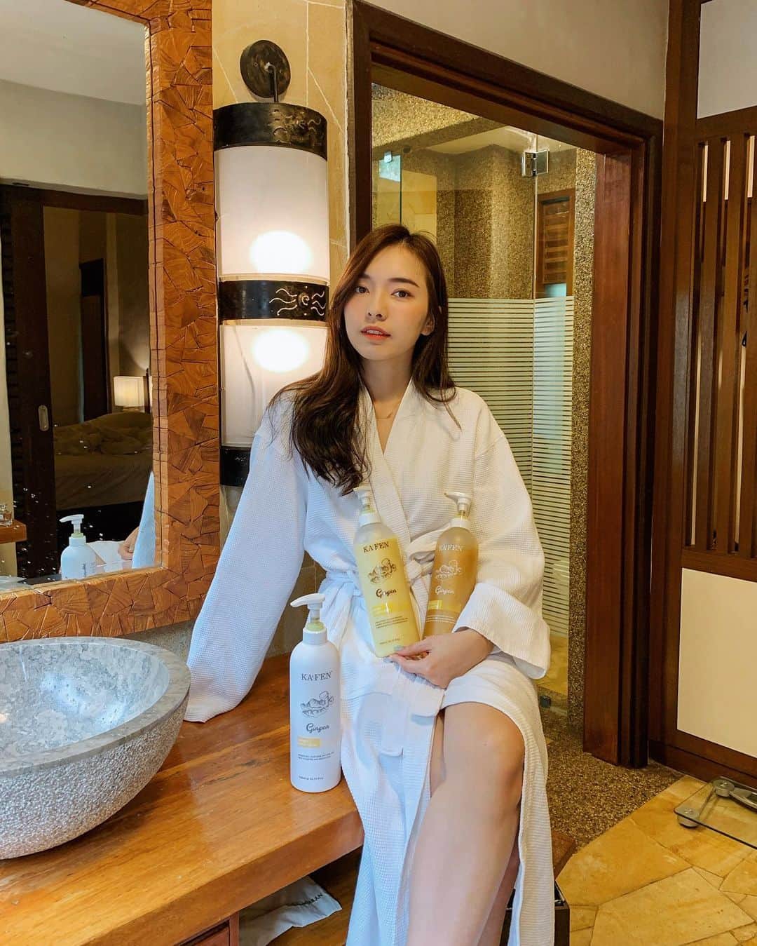 STEPHY YIWENのインスタグラム：「和大家分享我近期最爱的洗发露 如果头发粗躁很难梳头发的姐妹们可以试试看这个 ！ 真的超好用真心喜欢！ 👍🏼 头发吹干以后真的明显滑顺好多啊！ 😍  Kafen 这次推出了Ginger系列的 ✨✨ 洗发露：可以有效控油和调理头皮问题 护发素：含有水解小麦蛋白及多种胺基酸帮助修护 让头发变的更柔顺 沐浴露：去除身体湿气、代谢老废角质  虽然是生姜系列产品 但味道不重的 完全是可以接受而且还有淡淡的柠檬草香味🍋  任何问题询问 @kafenmalaysiaofficial ❤️ 也可以直接这里订购🛒 https://twkafen.com  #生姜洗发精 #KAFEN生姜 #落发 #控油 #生姜润发乳 #生姜沐浴乳#KAFEN #ginger #shampoo #conditioner #showergel #oilcontrol」