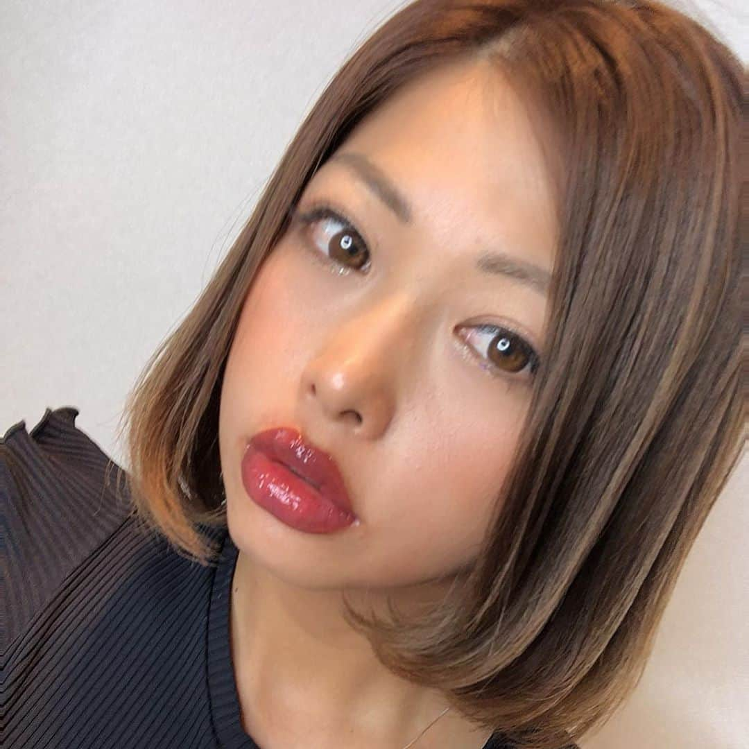 あおい夏海さんのインスタグラム写真 - (あおい夏海Instagram)「こんばんは！ 先月、新宿の  @m_beauty.clinic さんで リップのアートメイクしてもらってきました💋 担当はお友達のみさこちゃん❤️ @misaco_nurse  みさこちゃんには眉毛のアートメイクのときからお世話になってます❤️  💋が厚い人ほどちょっと痛みがあるみたいで、私も思ってたより痛かったけど、みさこちゃんが優しく、クリーム麻酔塗り塗り施術してくれたので大丈夫でした✨ やはり私は唇が厚いので、唇面積が他の人より広いみたいで、色入れる液も他の人より多かったみたいw  終わった直後はちょっと腫れて赤みも強いけど、色もだんだん馴染んできます✨ 来月もう一度色入れにいきます🎵 2回で完成みたいです！  💋の色って本当に大事で、 すっぴんだとちょっと上唇の色がなくていつもリップや口紅ぬりぬりしてましたが、 これでマスクも口紅で汚れることはなくなりました😍✌️  すっぴん力アップ❤️❤️  最近は男性でものリップアートする人も多いみたいです✨🙌 眉毛もアートメイクのおかげでしっかりあるので、すっぴんが本当に変わりました！感謝😭✨ 朝の化粧も楽だし😭✨✨  リップ、眉毛のアートメイク、 気なった方は @misaco_nurse ちゃんにDMしてね✨  #リップアートメイク #アートメイク #すっぴん美人 #眉毛アートメイク #口紅 #唇 #くちびる#あおい夏海 #アラサー女子 #美容 #美活 #美は一日にして成らず」10月4日 21時01分 - natsumi.aoi