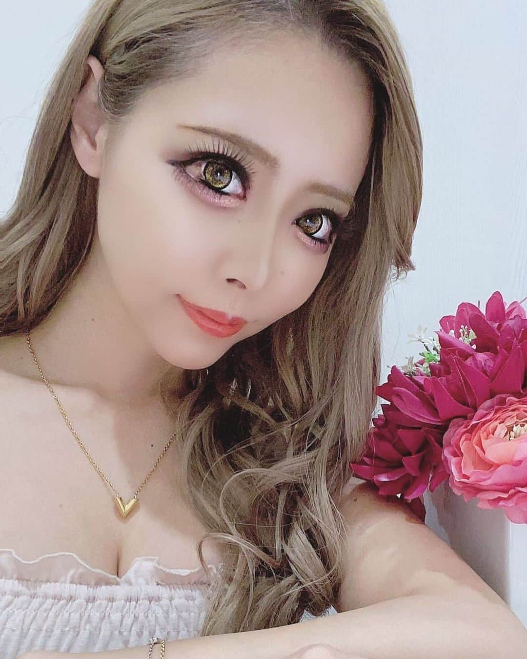 のインスタグラム：「東京中央美容外科池袋東口院のまりこ先生（@drinouemariko）にTCB式鼻先尖鋭術をしていただいて、先日1週間後の経過観察で行ってきました！ 腫れも全くなく、スッキリしていて順調です！  桜井MIUのInstagramを見たで特典あります♡ぜひオススメです♡  まりこ先生（@drinouemariko） 池袋東口院（@tcbikebukuro） #鼻整形ならTCB東京中央美容外科 #美容整形ならTCB東京中央美容外科 #東京中央美容外科　#美容外科　#池袋　 #東京中央美容外科池袋東口院　#井上真梨子 #まりこ先生　#TCB式鼻先尖鋭術　#PR #鼻整形」