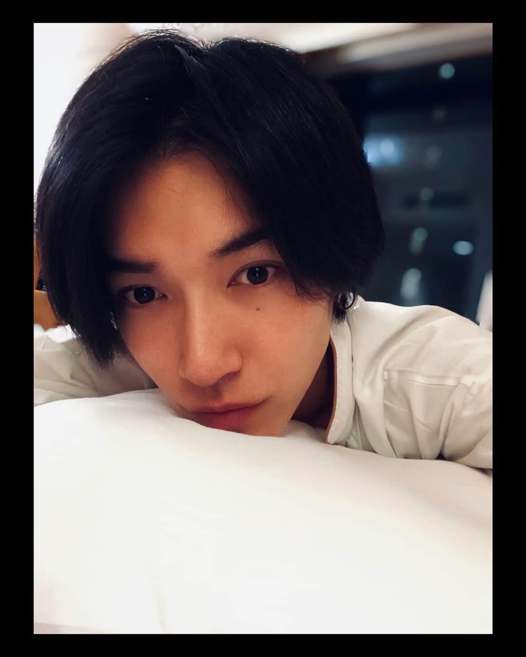 伊藤澄也さんのインスタグラム写真 - (伊藤澄也Instagram)「. お久しぶり。 色んな方に心配のメッセージとか貰ってたんだけど毎日楽しく過ごしてるから安心して下さい！笑 ちょっとした大人の事情で半年ぐらい更新できないからまた再開できるようになったらその時に半年分更新するのでお待ちを。。。 それではまた会う日まで！ #久しぶり#更新#SNS#やり方忘れる #仕事でホテル生活#自撮り#久々過ぎて恥ずかしい」10月4日 20時54分 - sumiya.ito