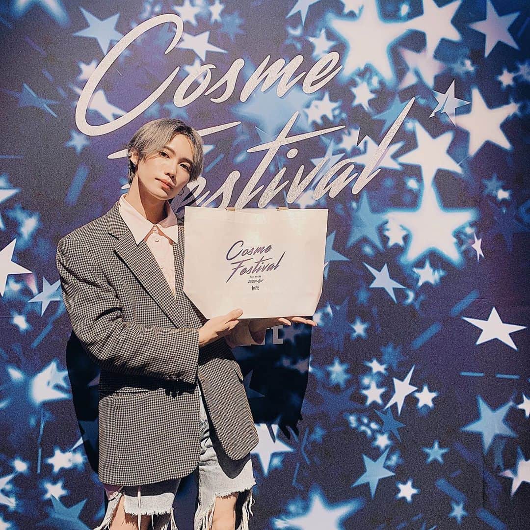 のインスタグラム：「ロフト　@loft_official  様　 コスメフェスティバル　for MEN  10月2日　〜 11月15日まで全国のロフトとネットストアで開催されます🦋  そして一足お先にコスフェスに遊びに行かせていただきました🏰　  普段から使ってるコスメやスキンケアはレディース物が殆どだったのでメンズコスメがここまでかなり成長遂げてる事、メンズに向けられた物が溢れてた事に感動した空間でした😭👏🏻👏🏻  時代はどんどん進むのです！。　  色んなコスメアイテムや日常で使えるアイテムなど色んな所で詳しく丁寧にお話を聞かせてもらった中で  @orbis_mr さんのメンズ意識がとても素晴らしく、中々美意識を維持し続けるのって難しいもので少なからず統一して「めんどくさい」という気持ちがあるのも考えられて、オールインワンでもしっかり保湿できたりまだまだメイクしてる事が「バレるのが嫌だ」という気持ちにもしっかり向き合ってるのが伝わって" 今 "を大切にしてるなあと思いました！　  @warpaintformen さんのコスメも とてもナチュラルでしっかりと素材をいかしつつ綺麗にカッコよくなるファンデやとても使いやすいブラシなど 持っていてもカッコいい見た目にもとても惹かれました👏🏻✨　お肌が息苦しくなくカバー出来るのはとても慣れない男の子からしたら助かる所でもあると思います！　  その他マスクスプレーや除菌してくれるシールなどまさに日常を快適にしてくれるアイテムや香水など色々気になる物たくさんだったのでメンズのみならず、恋人やご家族、友達へのプレゼントと色んなシーンに合わせて購入するのもいいなと思います🤴🏻  さらに日本の男児が美意識あがるのが とても楽しみです♪   #ロフト #ロフト展示会 #ロフトのコスフェスforMen  #PR」