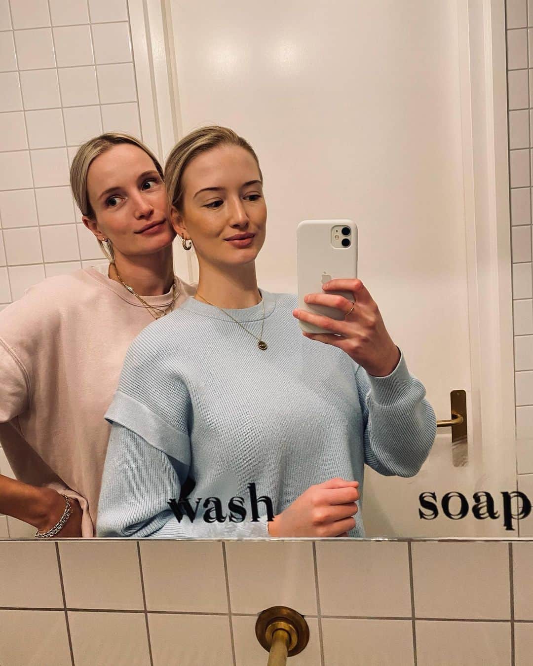 モード・ウェルゼンのインスタグラム：「Sunday with my twin💕 @bentewelzen」