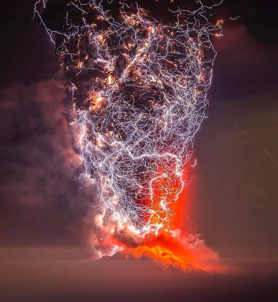 Canon Photographyさんのインスタグラム写真 - (Canon PhotographyInstagram)「Volcanic lighting in Chile 🇨🇱 Photography // @francisconegroni_photographer  Curated by @steffeneisenacher  #chile #loslagoschile #volcaniceruption #volcano #lightning」10月4日 20時56分 - cpcollectives