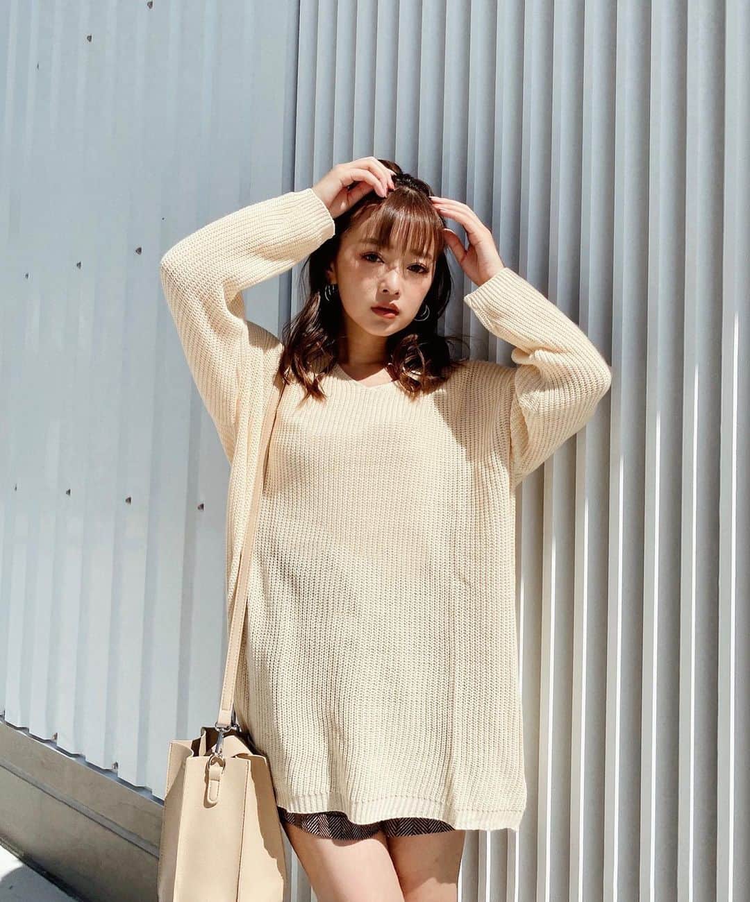 のインスタグラム：「ハーフアップでおだんごにした♡ ニットばかり着ている気がする…笑 今の時期はニット１枚でも寒くないから ニットコーデをたくさん楽しもー♡♡ それにしてもこの日は 眩しくて眩しくて険しい顔ばかりだった😠 ㅤㅤㅤㅤㅤ ㅤㅤㅤㅤㅤ ㅤㅤㅤㅤㅤ ㅤㅤㅤㅤㅤ ㅤㅤㅤㅤㅤ ㅤㅤㅤㅤㅤ  #ニットワンピ #ニット #甘めコーデ #秋服コーデ #きょコ #ヘアアレンジ #ハーフアップ  #低身長ファッション #低身長コーデ #おちびコーデ #146cm  #セシルマクビー #ゆるコーデ #ゆるふわ巻き #ベージュコーデ #オーバーサイズ」