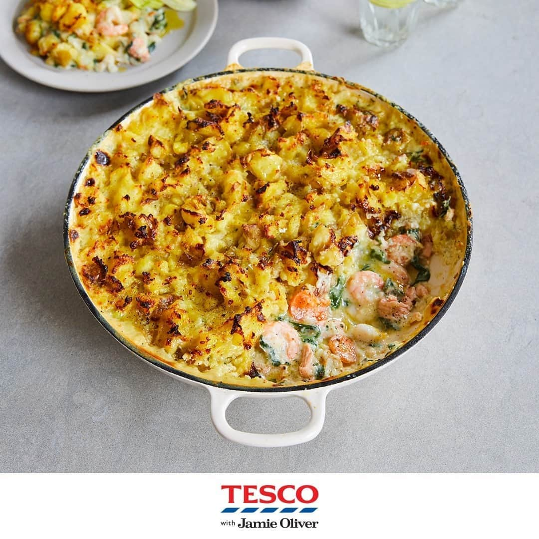 Tesco Food Officialさんのインスタグラム写真 - (Tesco Food OfficialInstagram)「Classic comfort food from @JamieOliver. Check out the recipe below for an easy fish pie that ups the veg with extra spinach. #TescoAndJamie #EatMoreVeg  Ingredients  1.2kg baby potatoes 2 carrots olive oil 80g plain flour 800ml semi-skimmed milk 50g mature Cheddar 150g baby spinach 165g raw peeled prawns 340g fish pie mix 2 tsp English mustard  Method  1. Preheat the oven to gas 6, 200 ̊C, fan 180 ̊C. Scrub the potatoes and cook in a large pan of boiling salted water for 15 mins, or until cooked through. Meanwhile, scrub the carrots and slice very finely.  2. Put 3 tbsp oil in a large shallow ovenproof casserole pan on a medium-low heat, then stir in the flour. Cook for 1 min, then gradually pour in the milk, stirring continuously, until you have a smooth sauce. Coarsely grate in the cheese, then stir in the carrots. Season and simmer on a low heat for 5 mins.  3. Drain the potatoes and leave to steam-dry. Roughly chop the spinach and stir into the cheese sauce. Remove the pan from the heat, then stir in the prawns, fish pie mix and mustard.  4. Mash the potatoes with 1 tbsp oil and a pinch of sea salt and black pepper, then spoon on top of the creamy fish filling. Bake for 30 mins, or until golden and bubbling. Lovely with a dressed green salad.」10月4日 21時00分 - tescofood