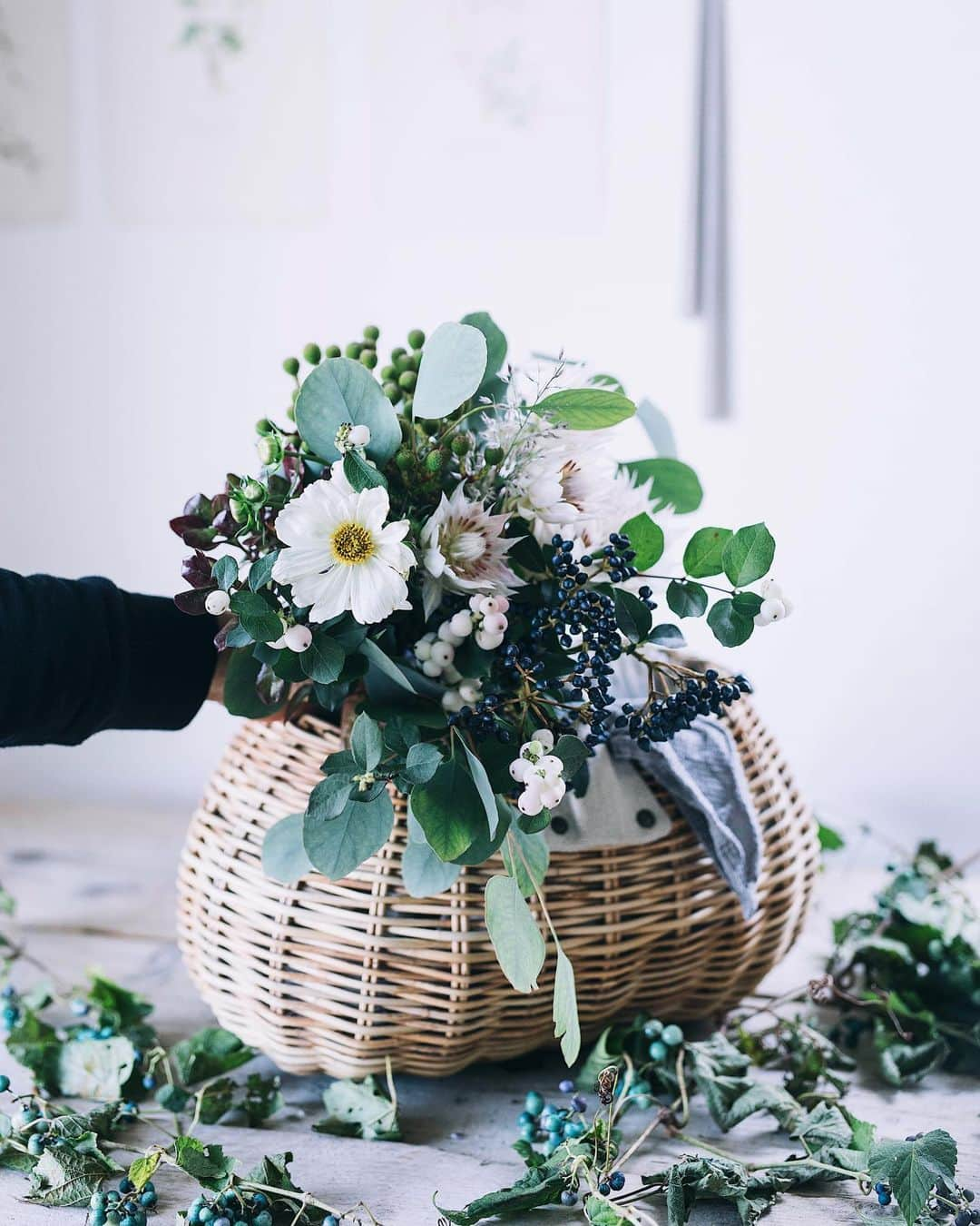 増田由希子さんのインスタグラム写真 - (増田由希子Instagram)「Autumnal whites and greens🤍 #bouquetmaking #bouquet #autumnflowers #Cosmos. #Blushingbride #snowberry ほんのり淡いピンク色の花は、セルリア。英名ブラッシング・ブライト(頬を染める花嫁)。セルリアが自生する南アフリカのケープ地方では、この花をブライダルブーケとして持つことから名付けられたと言われています。 セルリアをブーケに添えると優しい雰囲気に仕上がります。 #花束 #NHK文化センター青山教室今月の花」10月4日 20時59分 - nonihana_