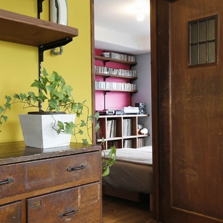 スタイル工房さんのインスタグラム写真 - (スタイル工房Instagram)「お気に入りのアンティーク調の家具ともしっくり馴染む、パイン無垢材や古材のざっくりとした木の質感を味わえるお住まい。 壁は大好きな建築家の色使いを取り入れて個性的に。 リビングの壁はお客様のイメージを元にアドバイザーが実際に色を混ぜ合わせてつくり上げたこだわりの色です。  #stylekoubou #スタイル工房 #リノベーション #マンションリノベーション #リノベ #無垢材の床 #アンティーク #アクセントクロス #からし色 #こだわり #住まいづくり #インテリア #古材 #調色 #色使いが素敵 #素材感 #colorful #renovation #interiordesign #interior #住宅リノベーション #リビング #design #instahome #暮らしを楽しむ家づくり #暮らし #デザイン #くらし #自然素材 #home」10月4日 21時00分 - stylekoubou_official