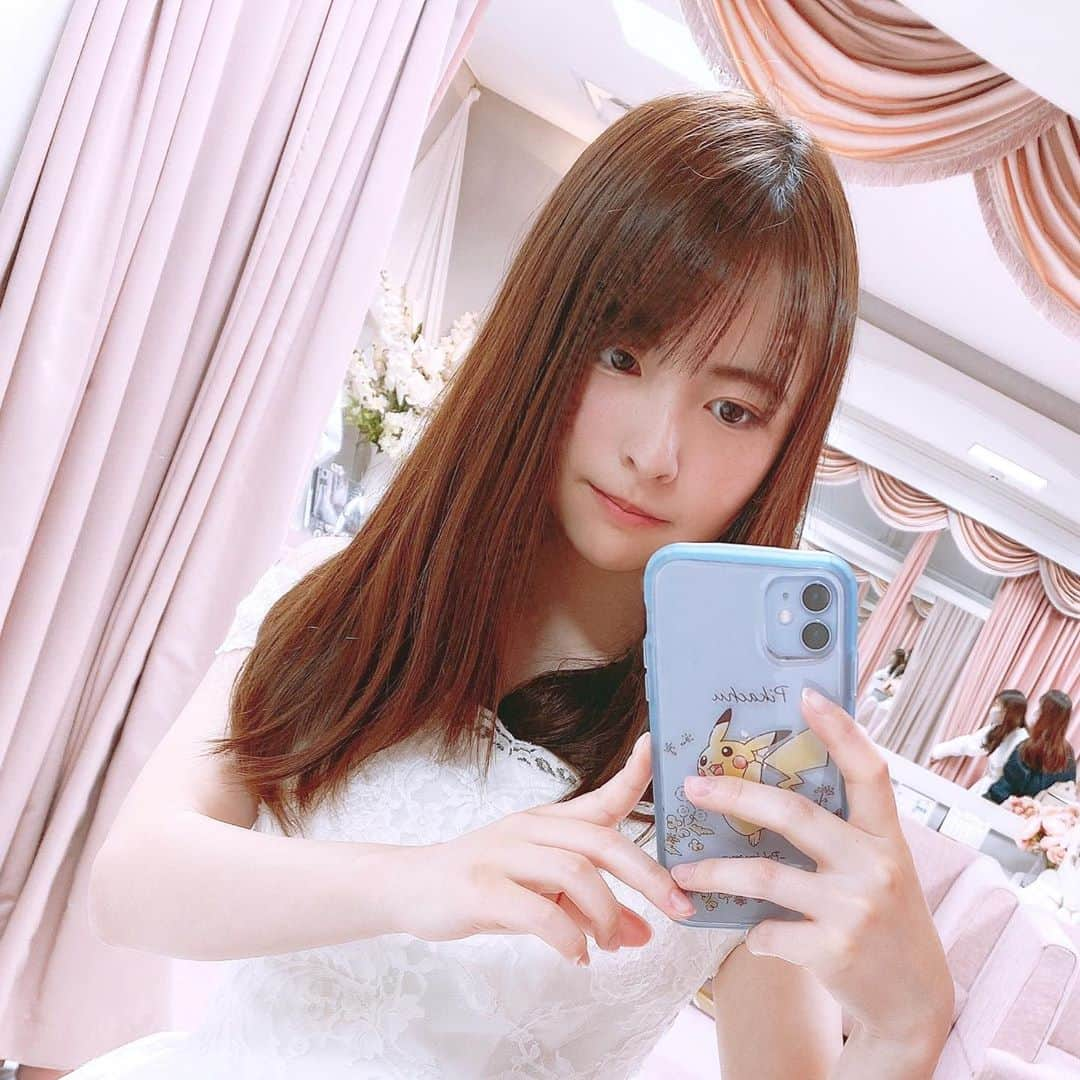 石塚もえのインスタグラム：「人生初のウェディングドレス🥰 めちゃめちゃドキドキしました！25日に全貌をお見せするのでお楽しみに！☺️  #ミスコン#ミス東北学院大学 #misstgu  #ウェディングドレス」