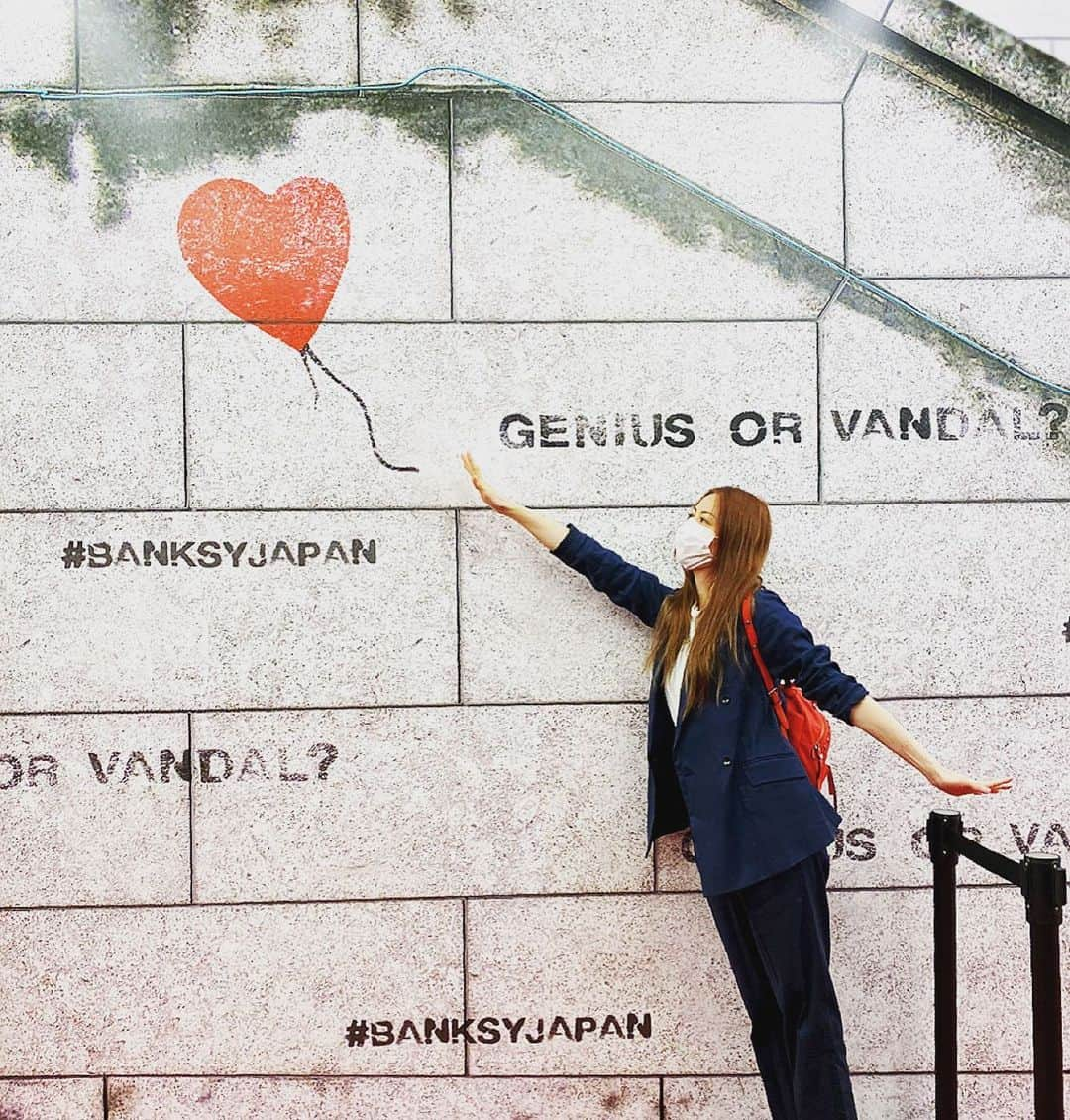 香里奈さんのインスタグラム写真 - (香里奈Instagram)「A few days ago , I went to the exhibition of 「 BANKSY~GENIUS OR VANDAL?」🎪🤟  #香里奈 #karina #banksy  #exhibition  #geniousorvandal  #yokohama #excitingtime #art #バンクシー展 #最初の写真は誰かの真似 @elena1982312  #半年以上ぶりにプライベートで身内以外と出かけた #なんか緊張した 笑」10月4日 21時03分 - karina_official_221