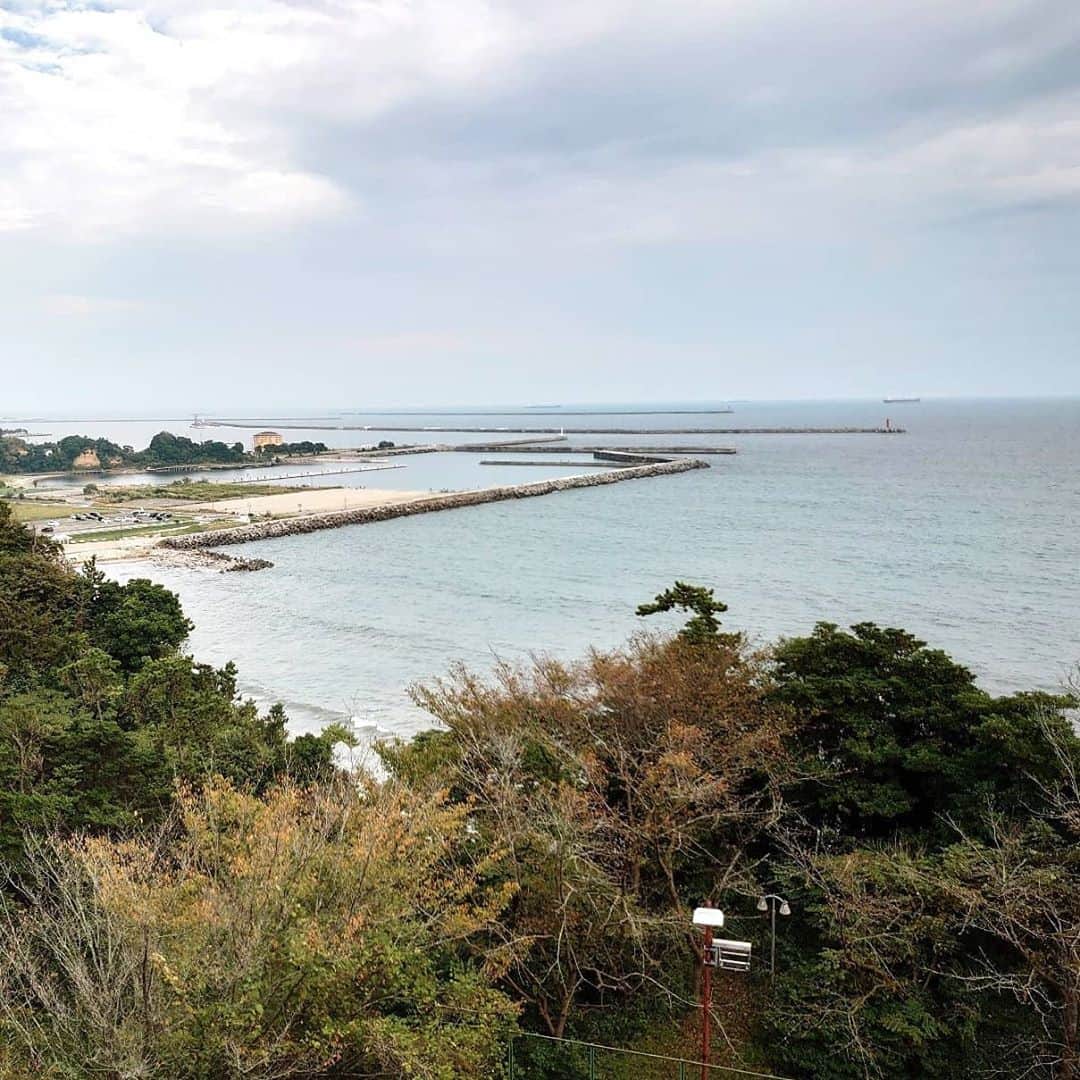 松野行秀さんのインスタグラム写真 - (松野行秀Instagram)「【Go Toトラベル👌】 · 今日は、福島県いわき市小名浜に来ています😊 · · · 小名浜は浜通りの最南端に位置し、近隣に温泉街と観光資源を抱える事から「東北の湘南」とも呼ばれています。 · · · 今日宿泊をしたホテルは、太平洋に面した国定公園内にそびえ立つ小名浜オーシャンホテル＆ゴルフクラブ・・・小名浜オーシャンホテルは、全室バルコニー付きのスペイン調の優雅な趣をもつ客室が自慢のリゾートホテルです。 · · ·  42平米の広々ツインルームの眼下には、太平洋とゴルフコースが広がり、日々の喧騒を忘れさせる解放感にたっぷり浸ることが出来ます。 · · · また、微黄褐色の天然温泉は、神経痛、筋肉痛、疲労回復などに効果があり、太平洋が一望出来る露天風呂は絶景そのものです。 · · · ホテルの海鮮レストランで食べる舟盛り付きの夕食も豪華で超美味しかったです👌 · · · 「Go To トラベル」その他諸々の割引きを利用して、2名で1泊2食付きで10,800円は超お得でした😊 · · · おまけに、地域共通クーポン3,000円も頂きました👍 · · #いわき市 #小名浜 #小名浜オーシャンホテル #GoToトラベル #地域共通クーポン」10月4日 21時03分 - g.matsuno