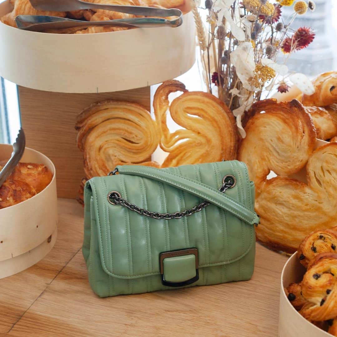 Longchampさんのインスタグラム写真 - (LongchampInstagram)「Craving for a Brioche this Sunday in Paris? Introducing the new #LongchampBrioche bag, the future must-have from the Longchamp SS21 collection.  #Longchamp #LongchampSS21 #LongchampTresParis #ParisFashionWeek #Brioche」10月4日 21時05分 - longchamp